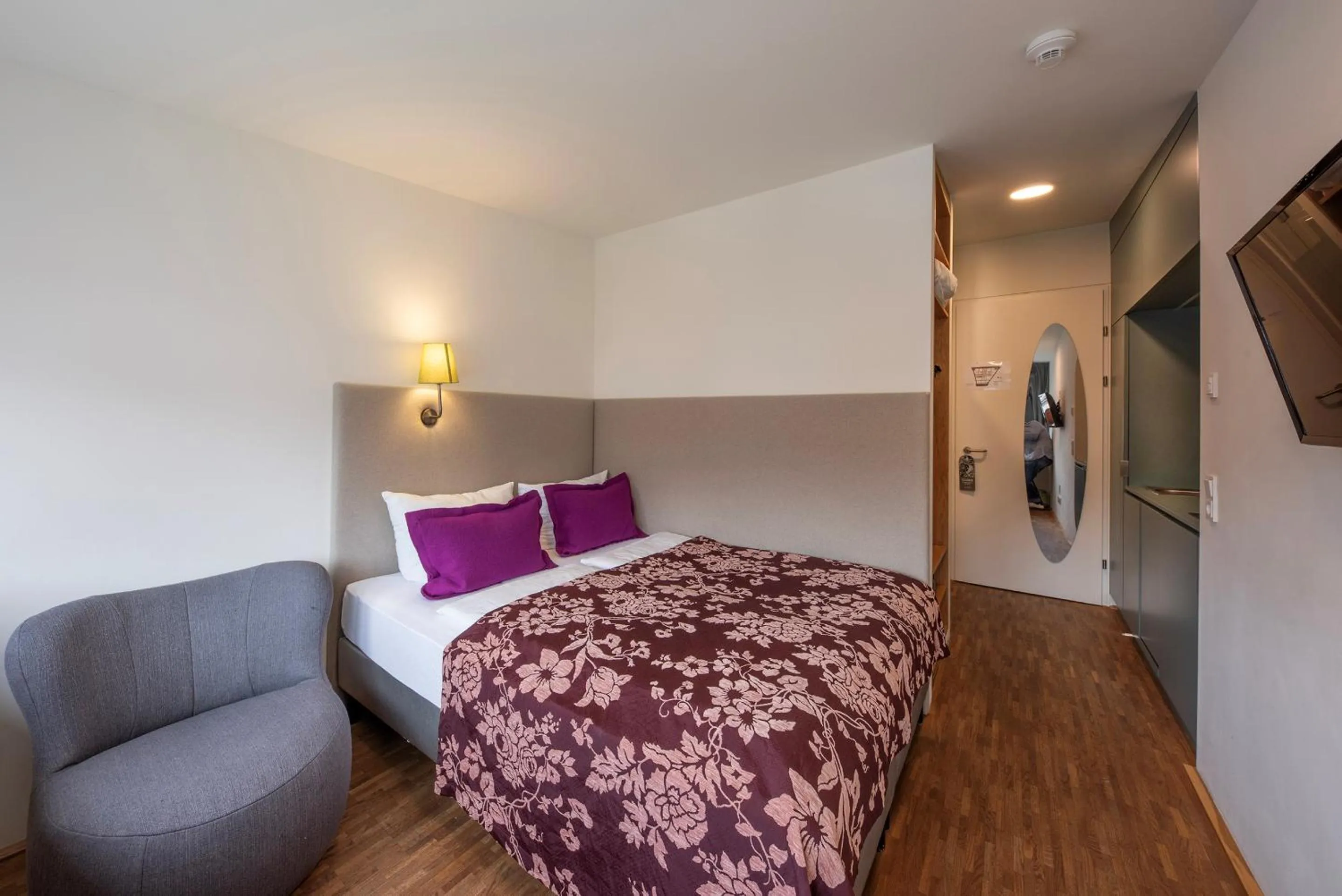 Bed in pradl elf my- apartment