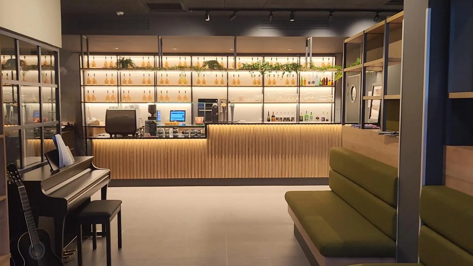 Communal lounge/ TV room in Campanile La Roche Sur Yon Centre Gare