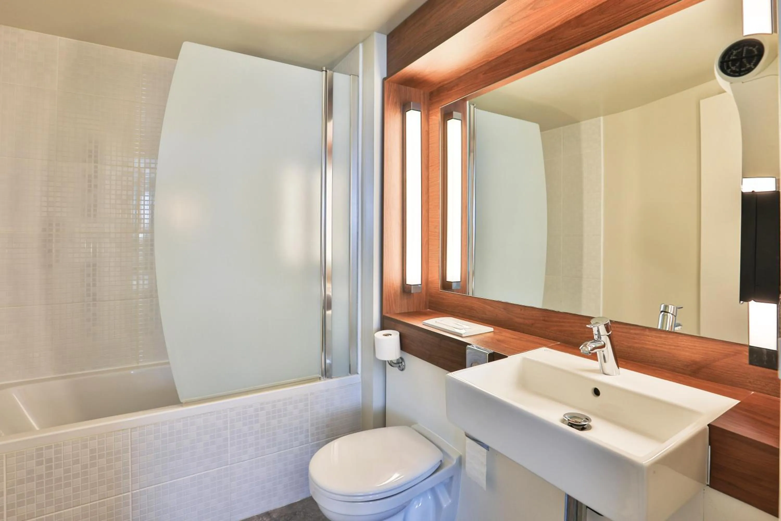 Shower in Campanile La Roche Sur Yon Centre Gare