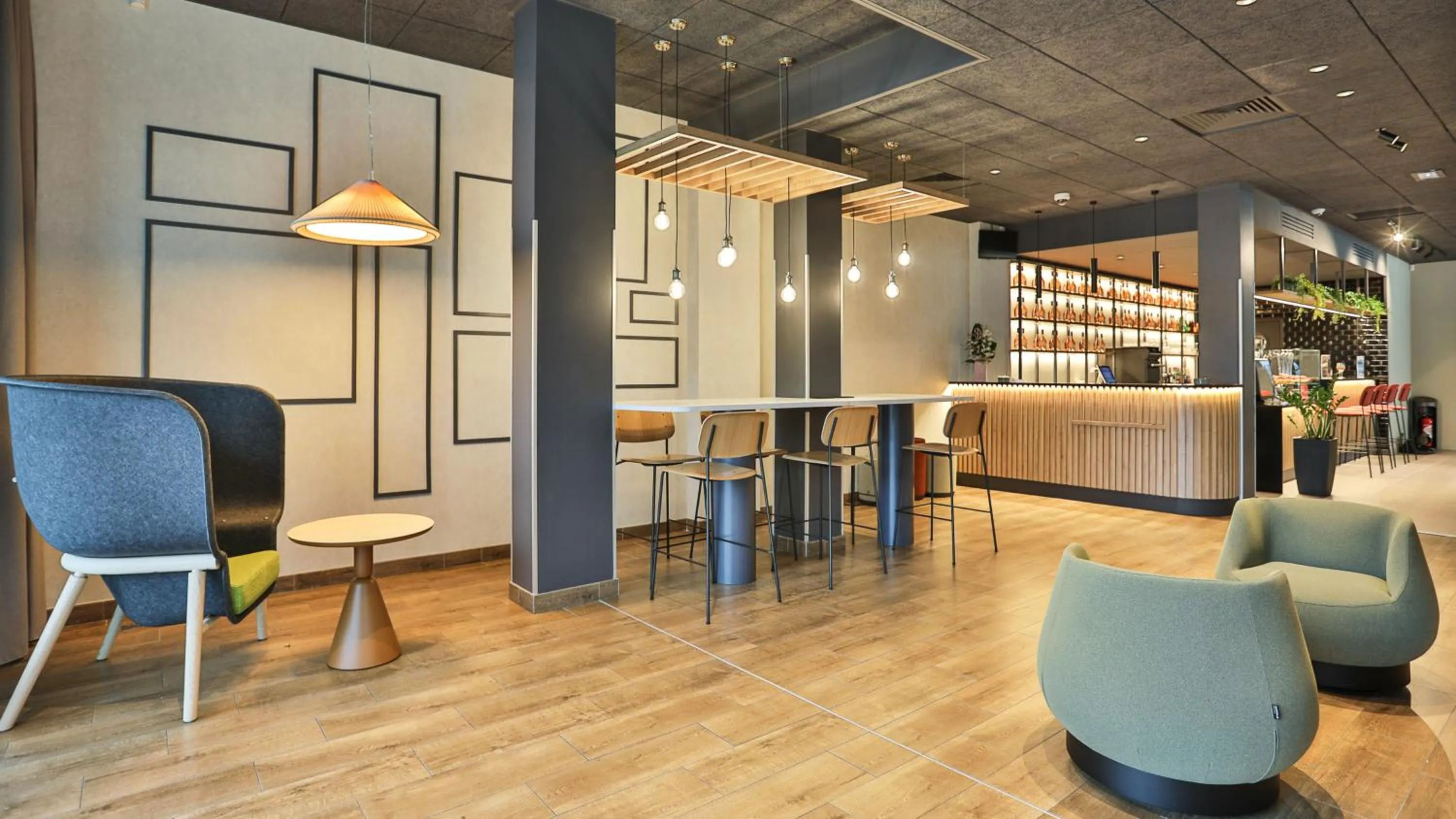 Facade/entrance in Campanile La Roche Sur Yon Centre Gare