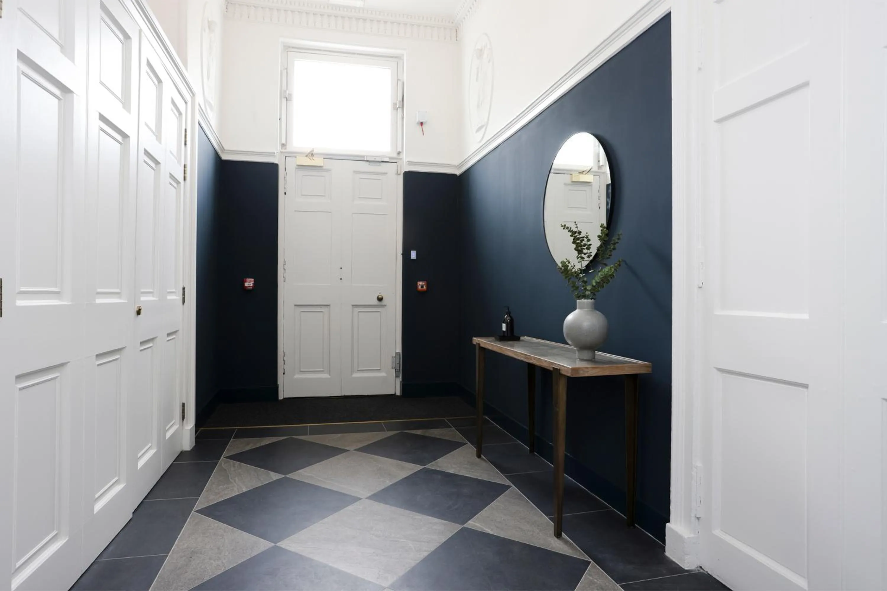 Facade/entrance in 29 Queen Street Aparthotel