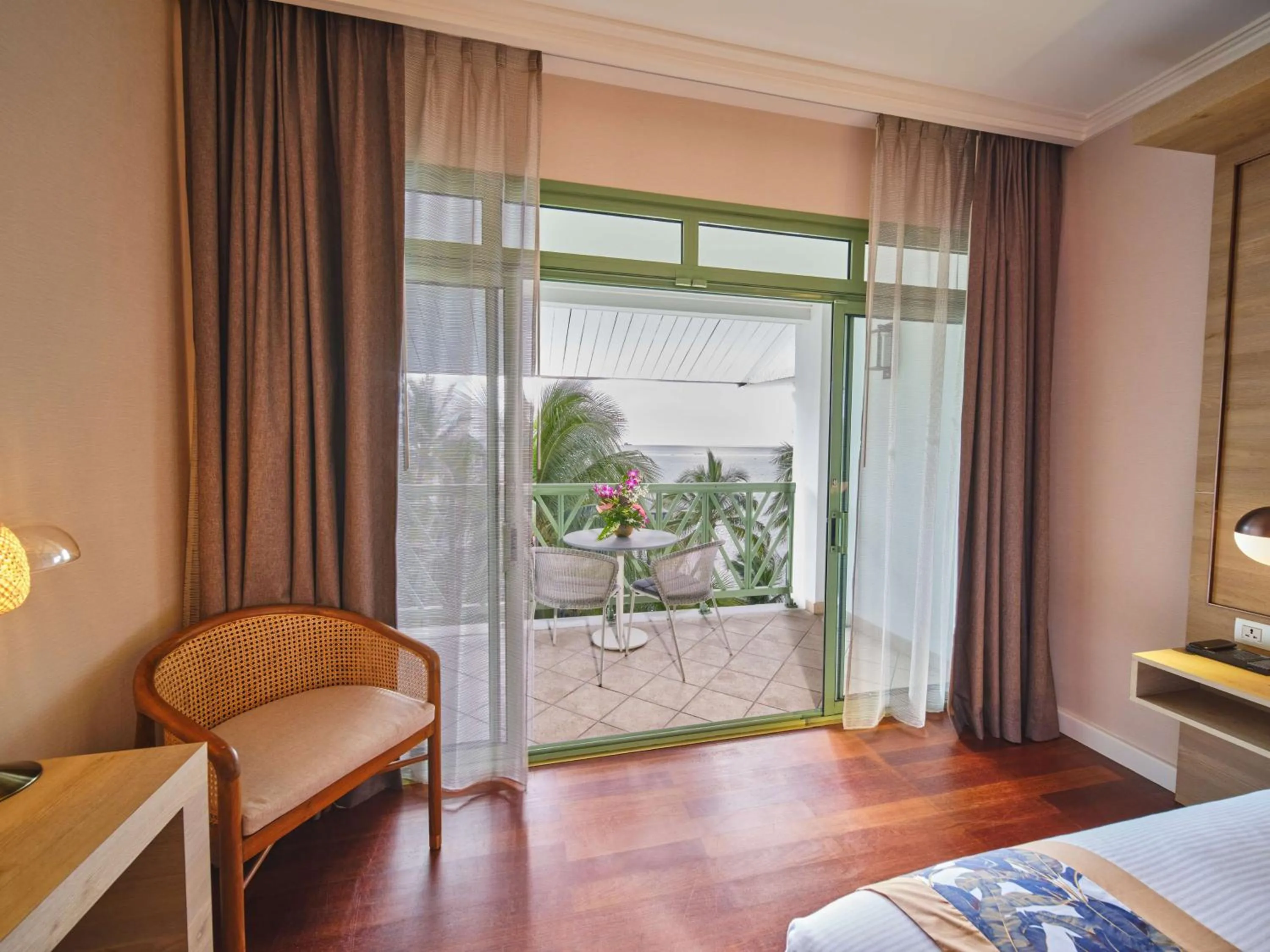 Living room, Bed in Hilton Hotel Tahiti
