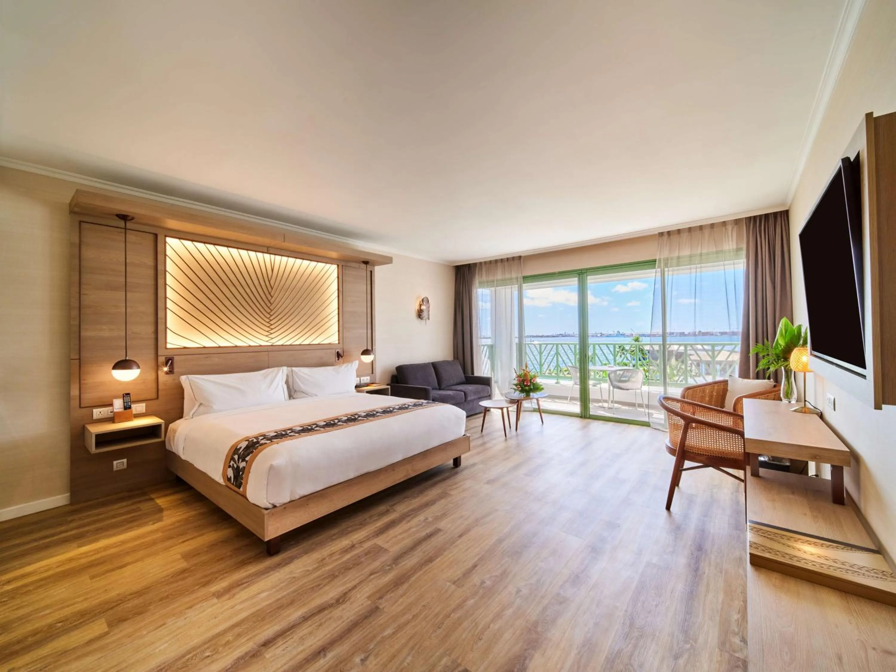 Living room, Bed in Hilton Hotel Tahiti