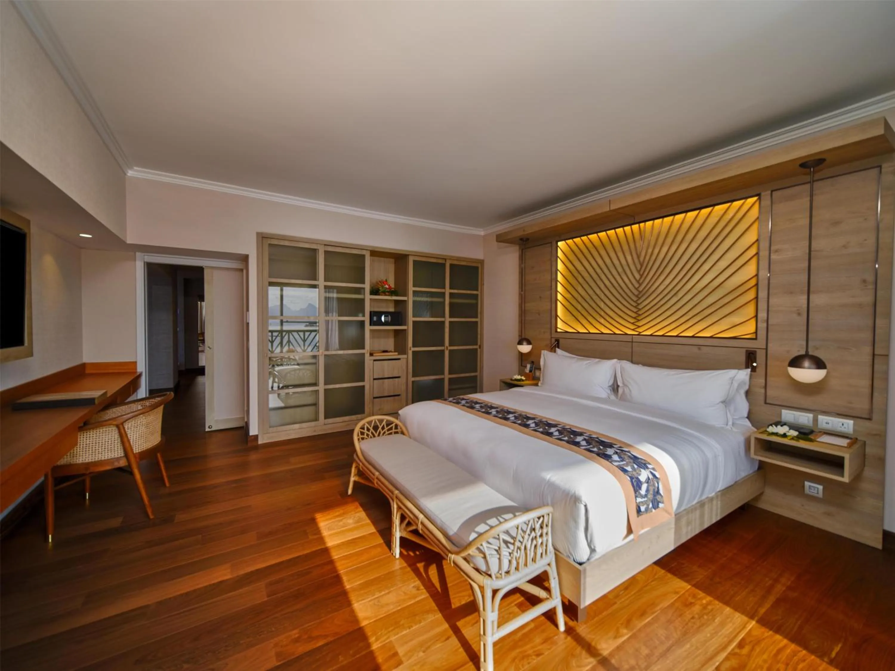 Bedroom, Bed in Hilton Hotel Tahiti