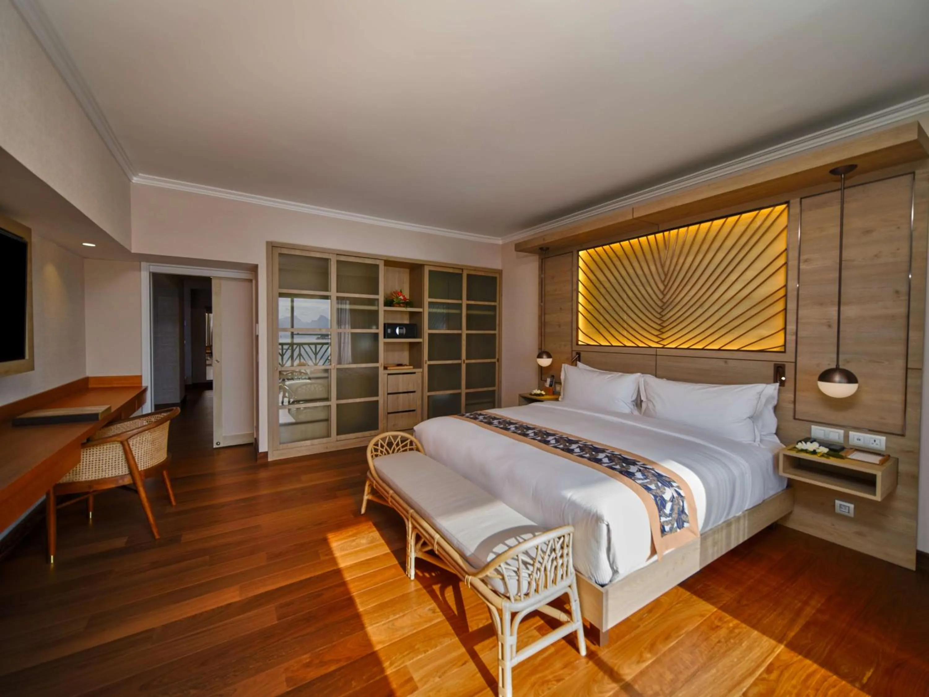 Bedroom, Bed in Hilton Hotel Tahiti