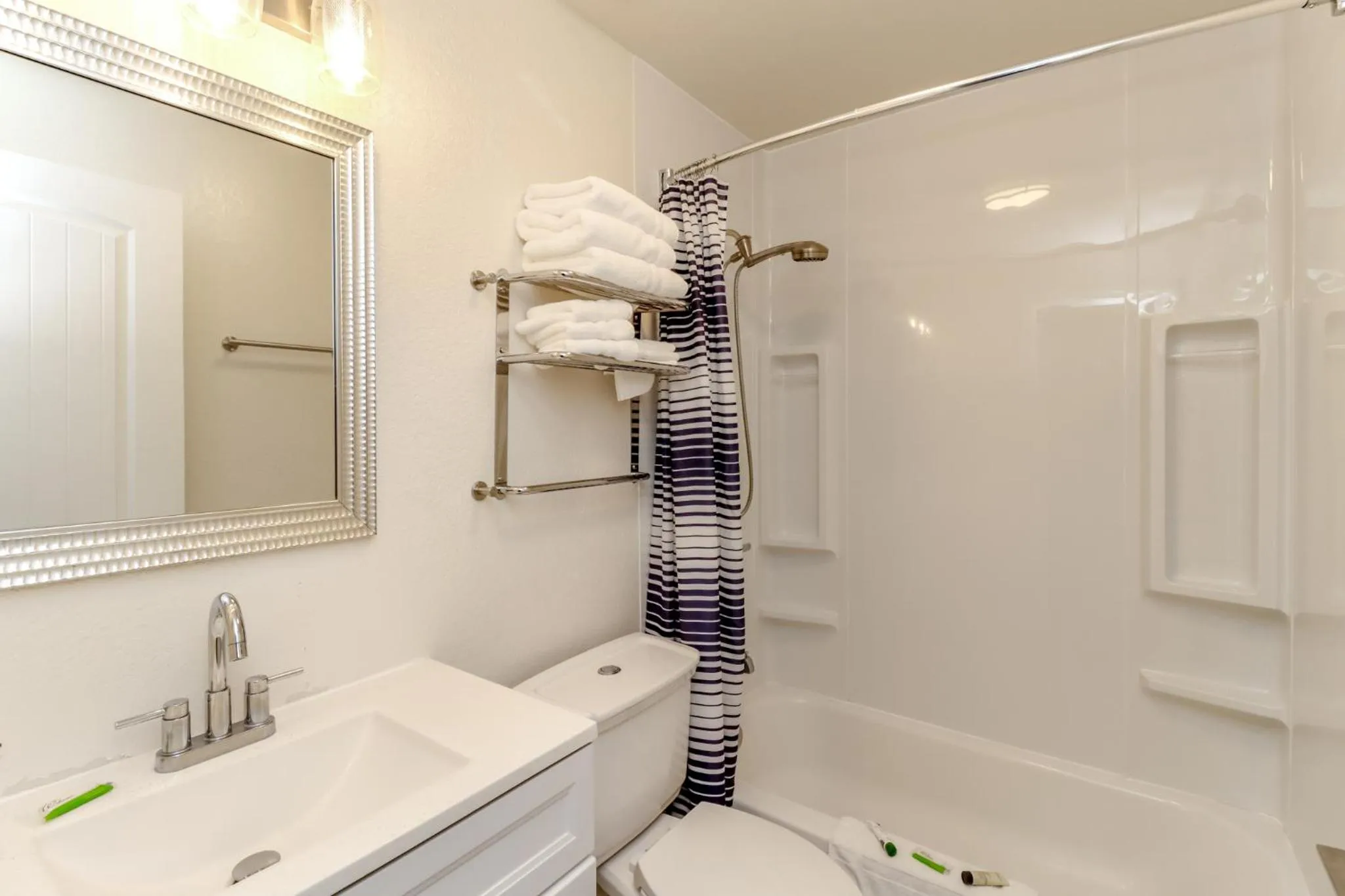 Bathroom in Belfair Motel