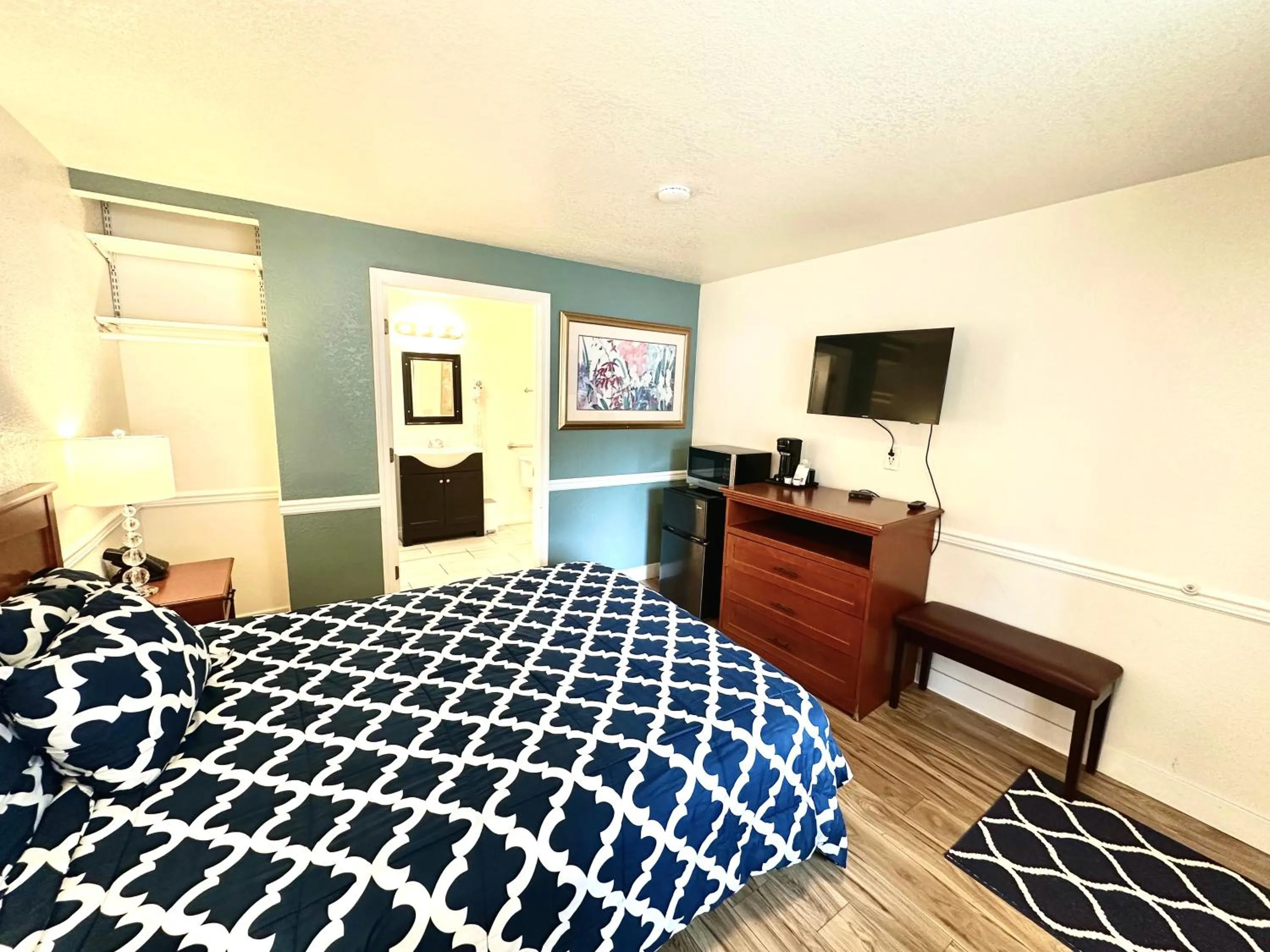 Bed in Belfair Motel