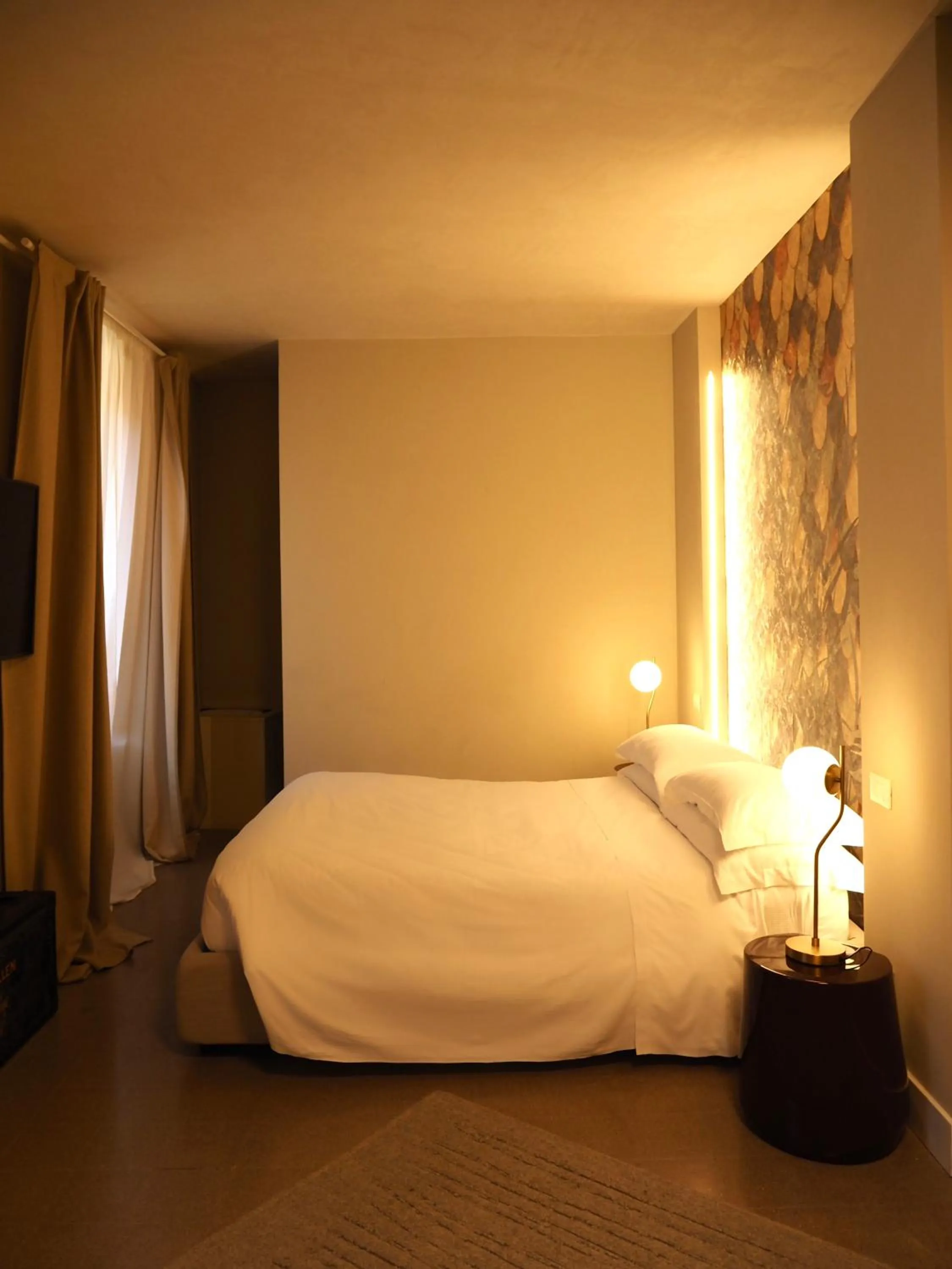 Bed in Albergo Diffuso Ginevra Boutique Rooms - Palazzo Leosini - Residenze D'Epoca