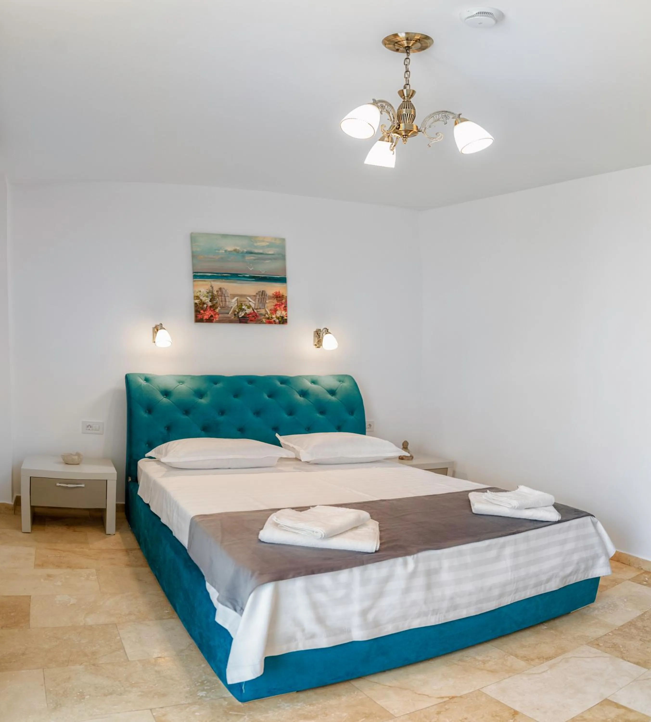 Photo of the whole room, Bed in Roca Del Mar