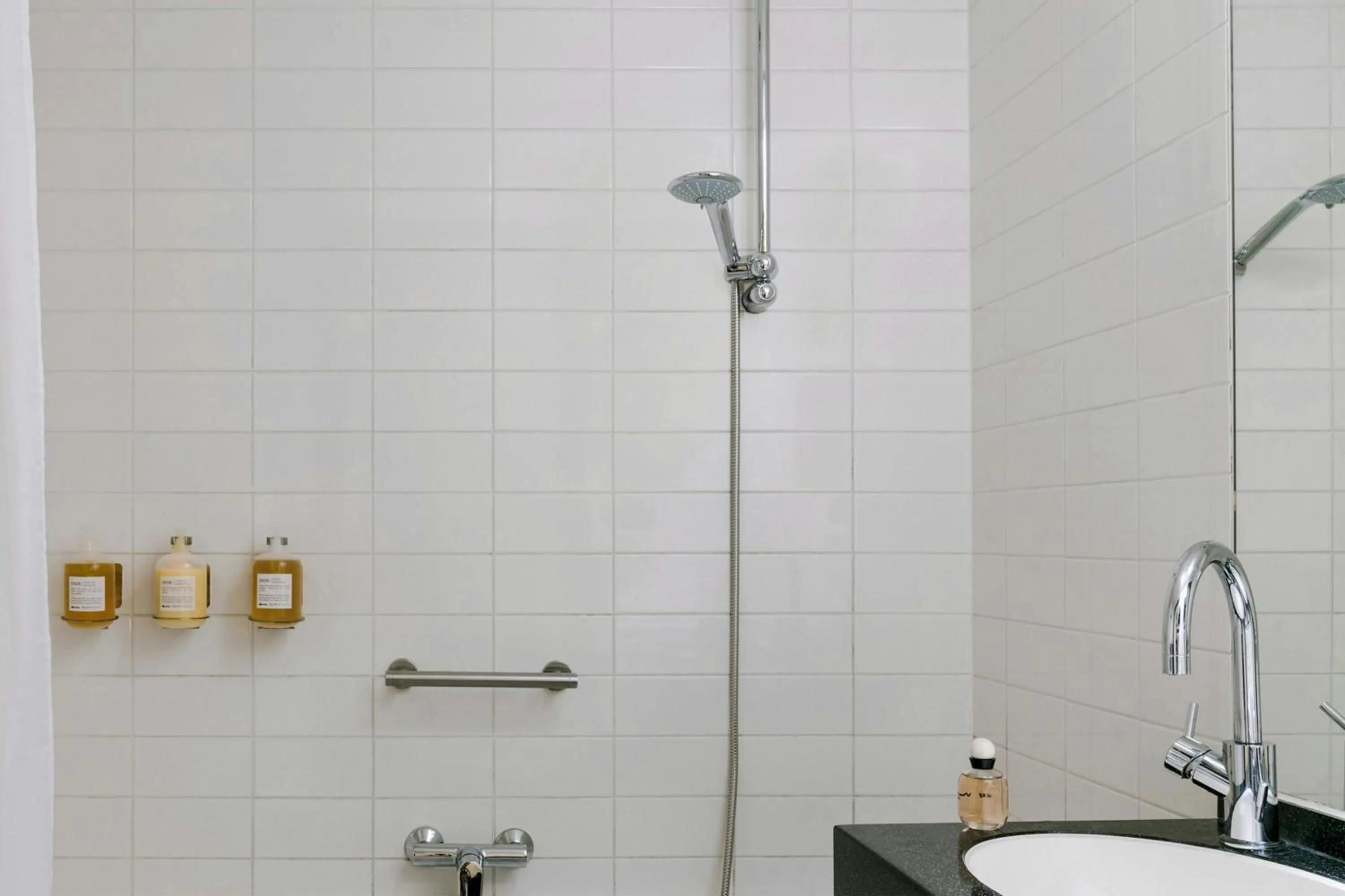 Bathroom in Park House Hotel Museum Quarter, Sonder by Marriott Bonvoy