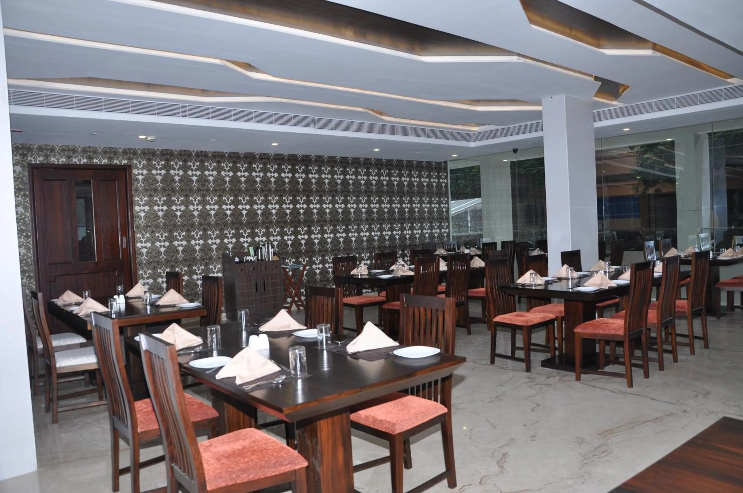 Restaurant/places to eat in Lakshmi Hotel