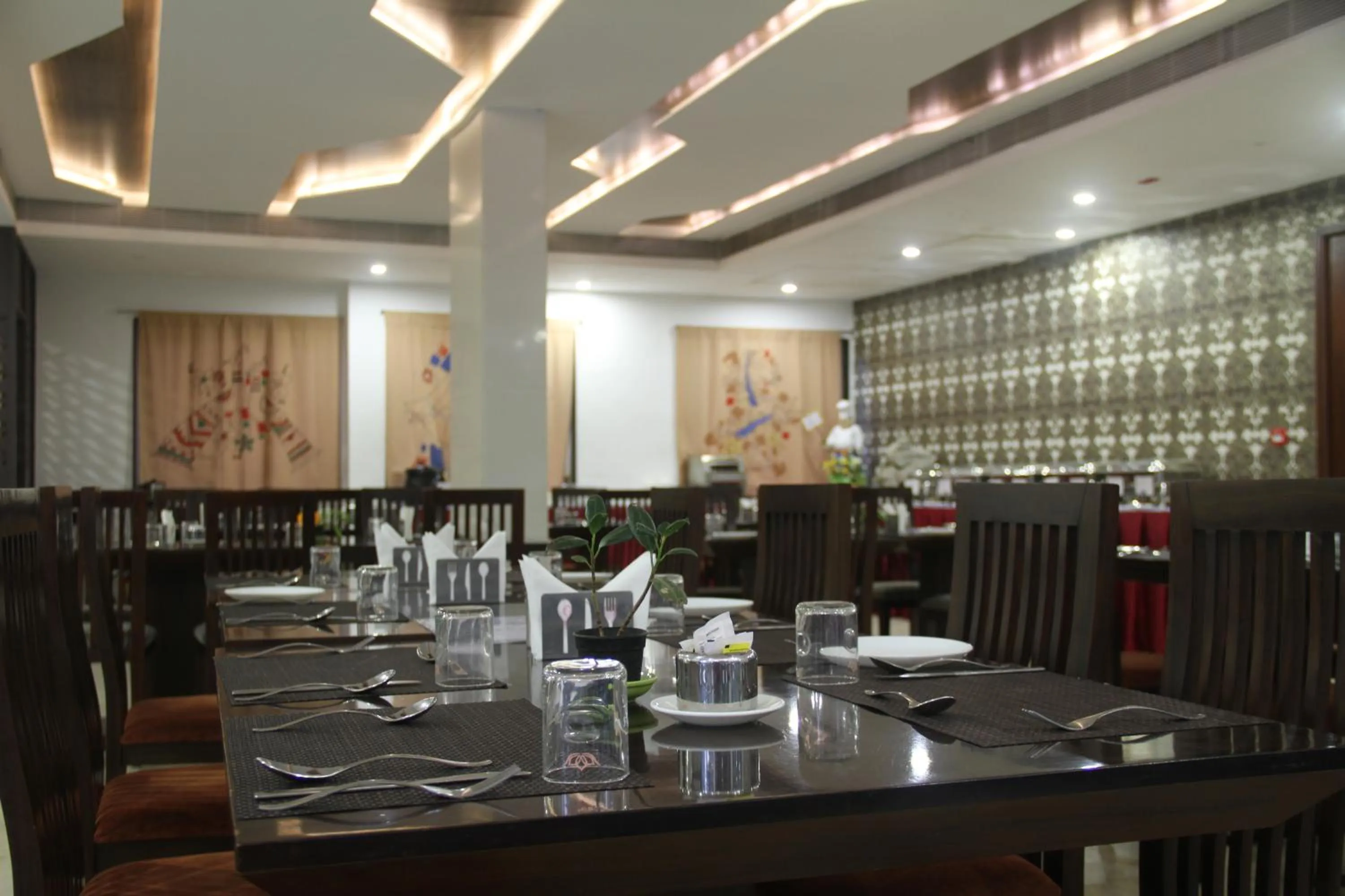 Restaurant/places to eat in Lakshmi Hotel