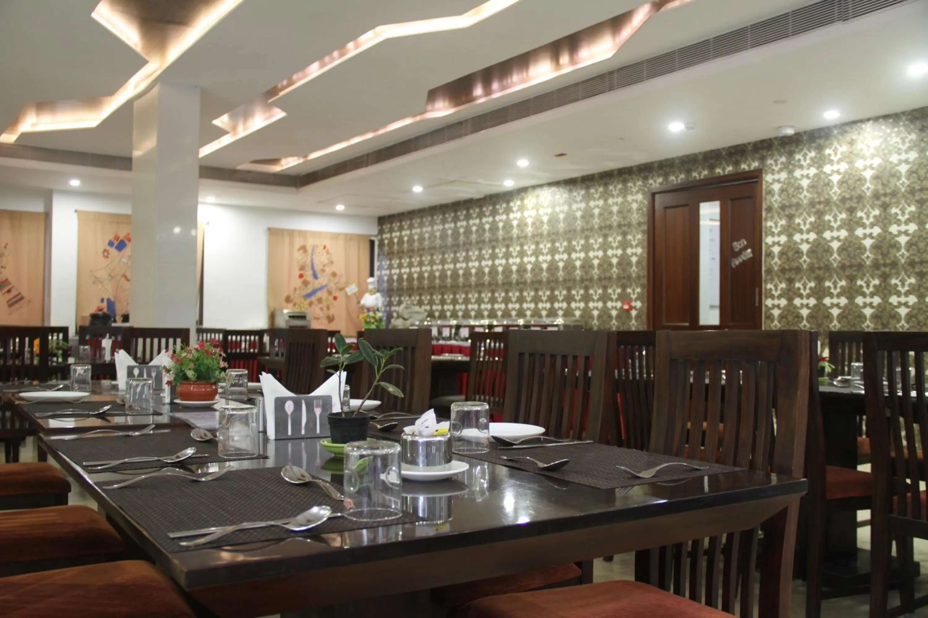 Restaurant/places to eat in Lakshmi Hotel