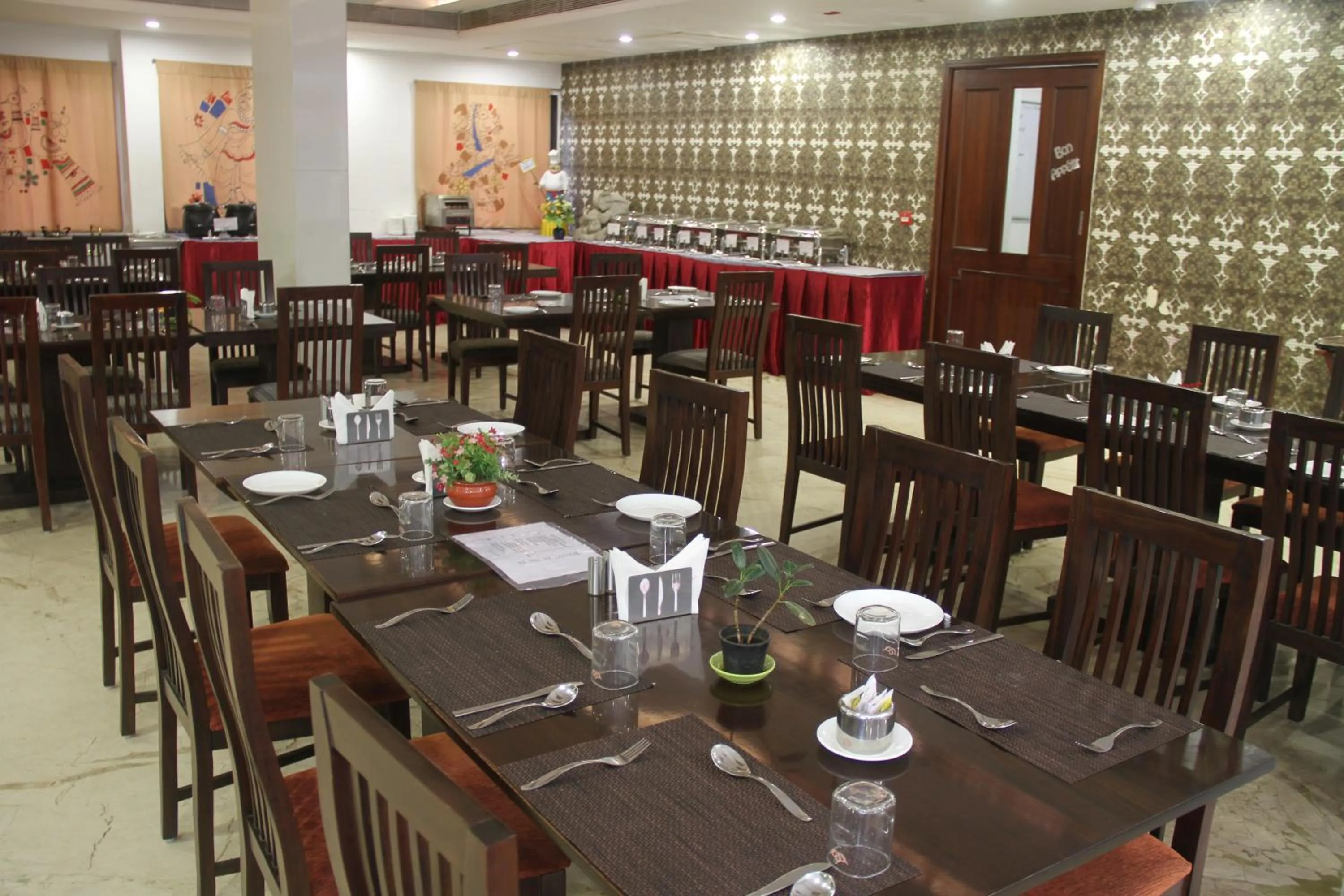Restaurant/places to eat in Lakshmi Hotel