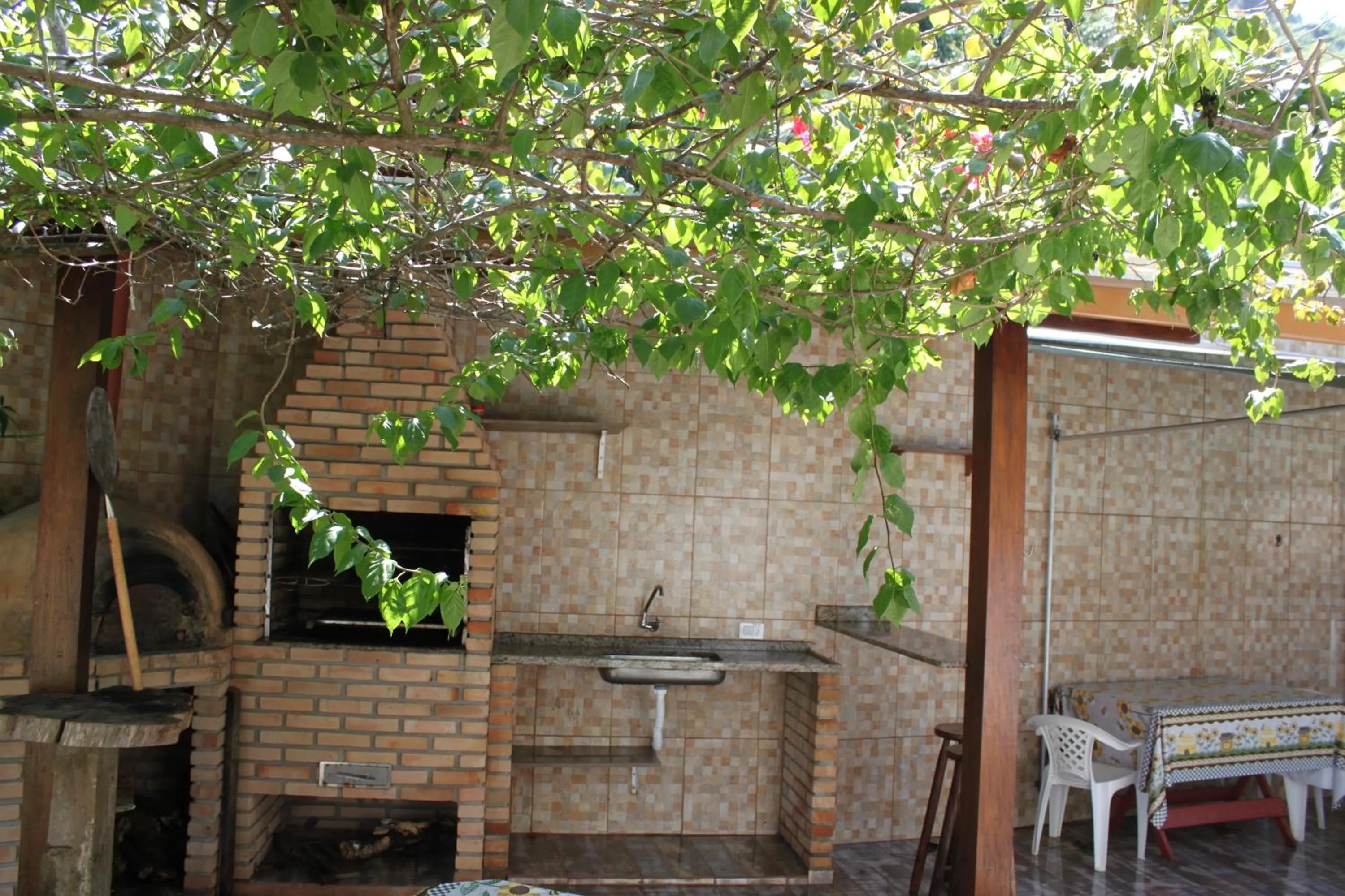 BBQ facilities in Piscina climatizada, jacuzzi e com grande área verde