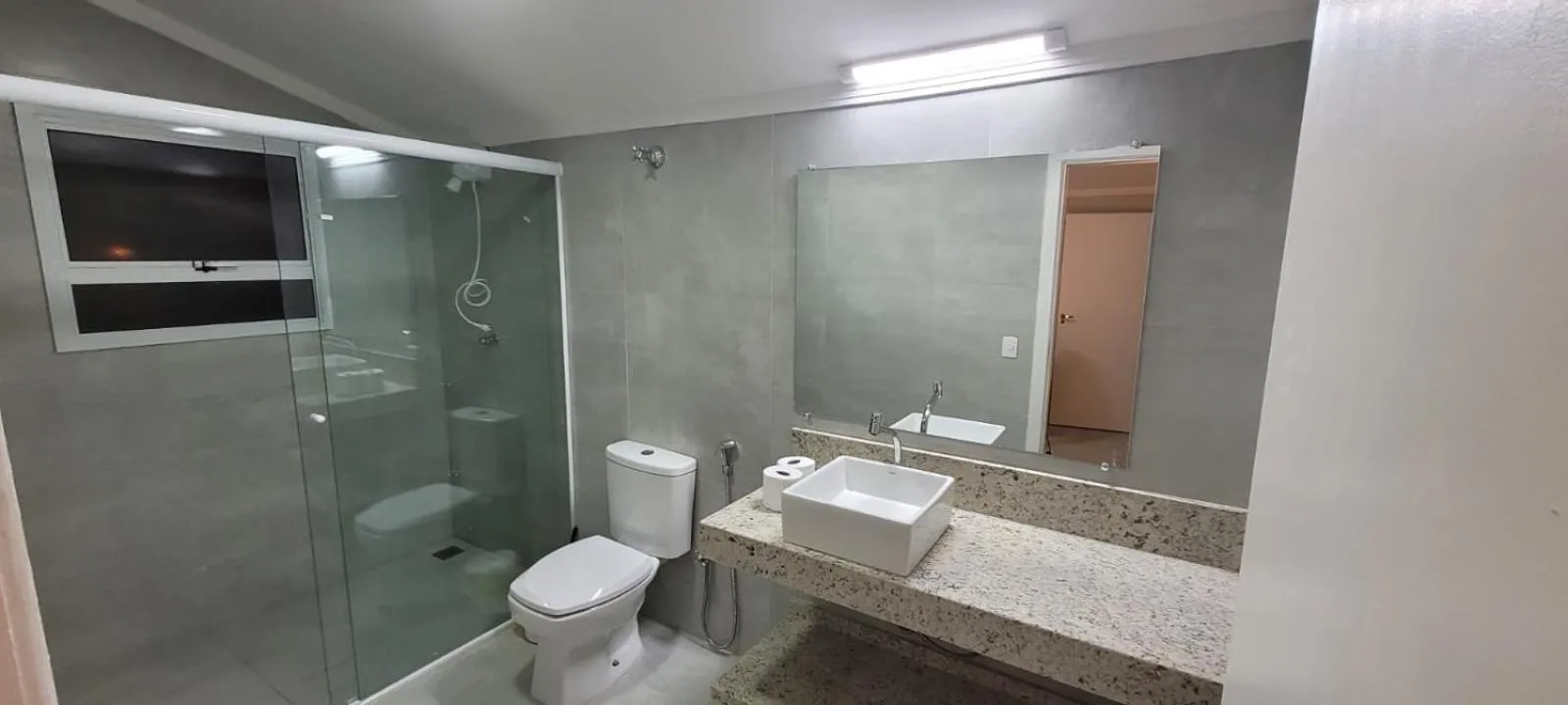 Bathroom in Piscina climatizada, jacuzzi e com grande área verde