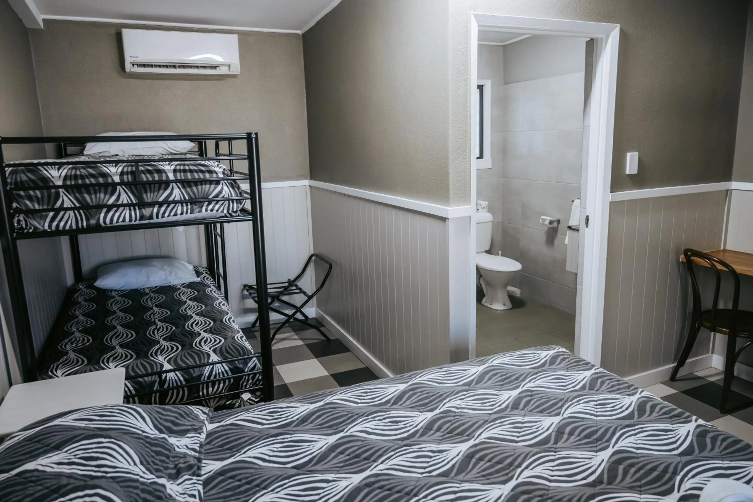 bunk bed, Bed in Rix Hotel Motel