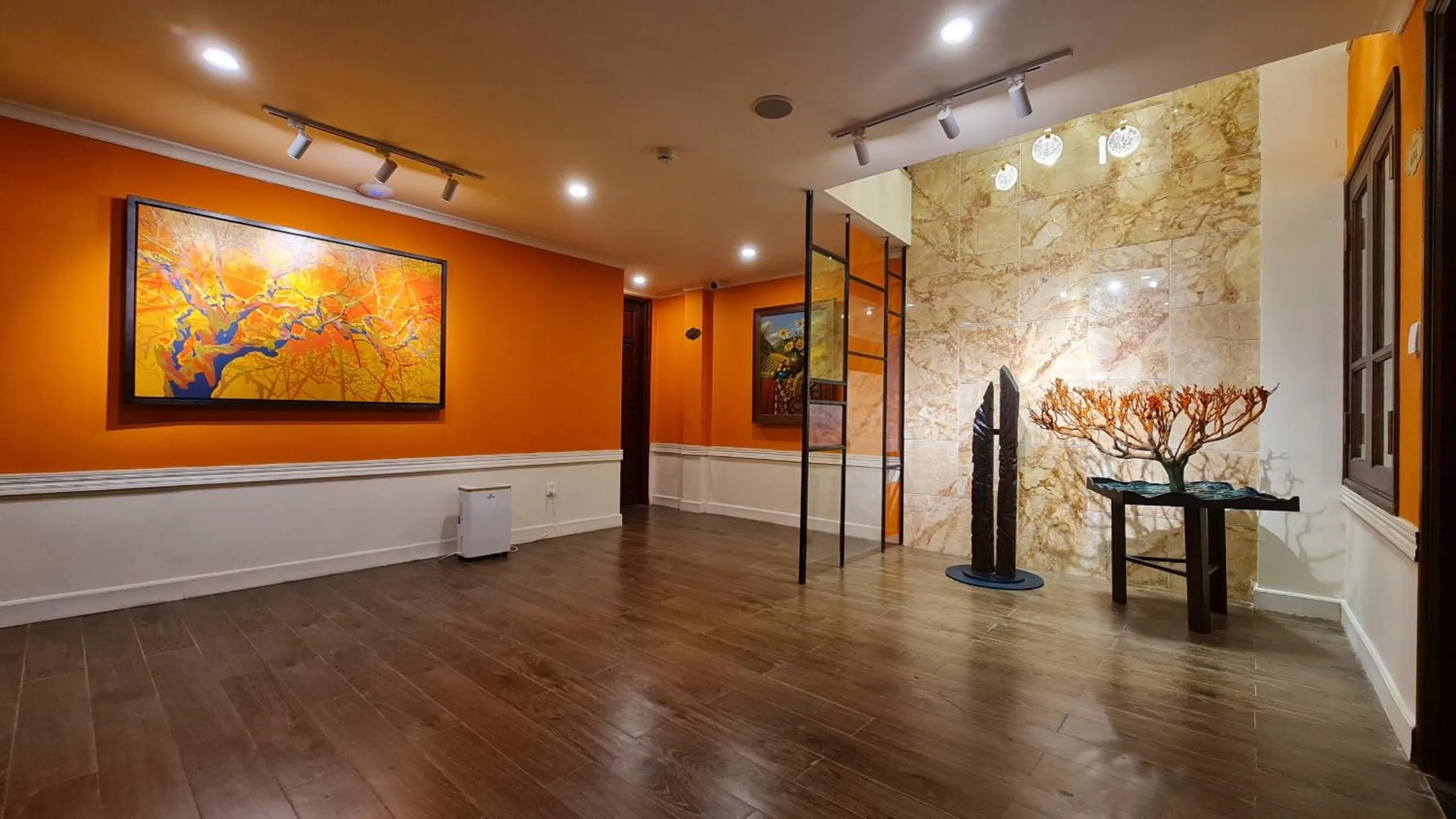 hair dresser in Cat Cat Galerie d’Art