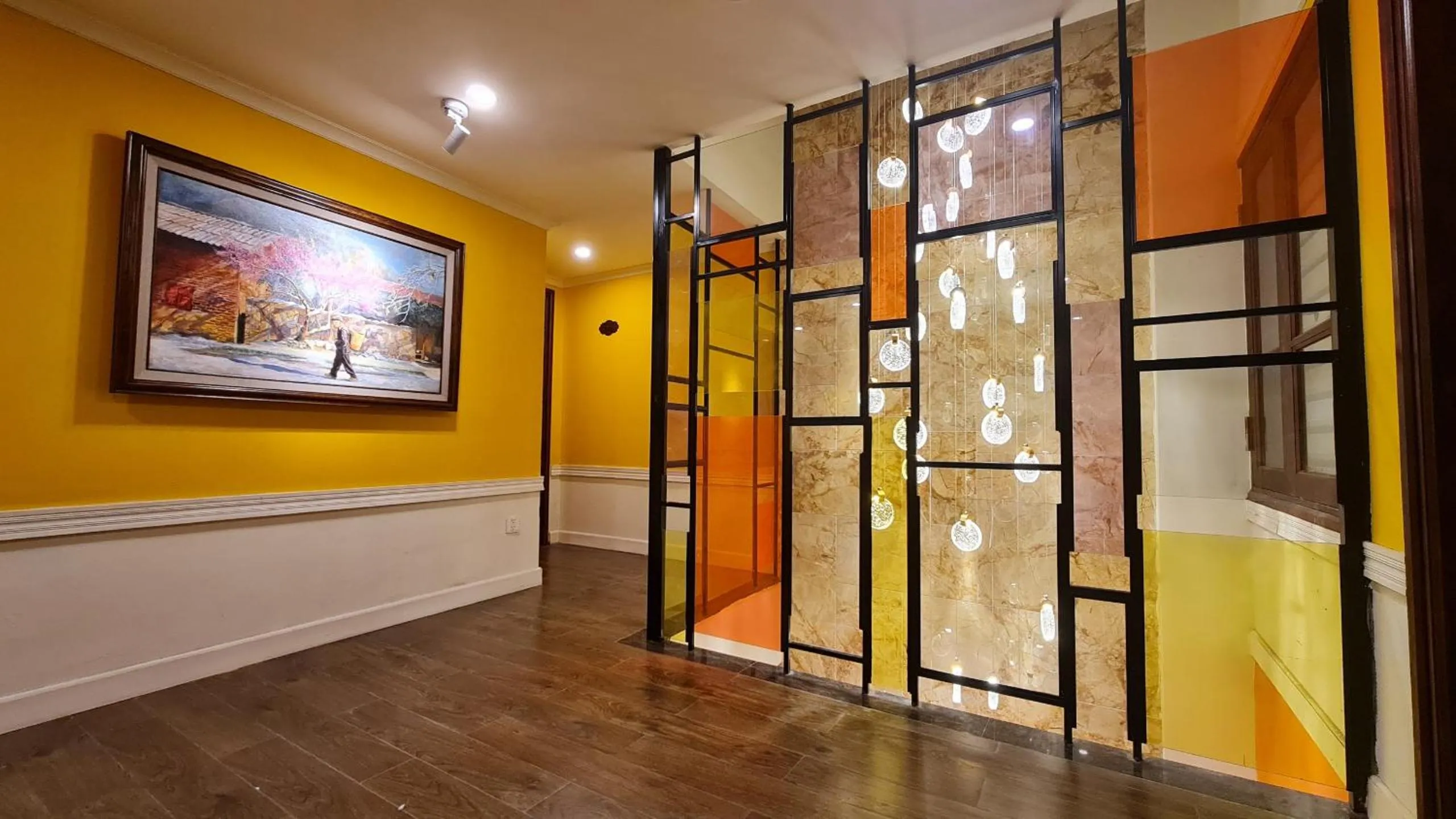 hair dresser in Cat Cat Galerie d’Art