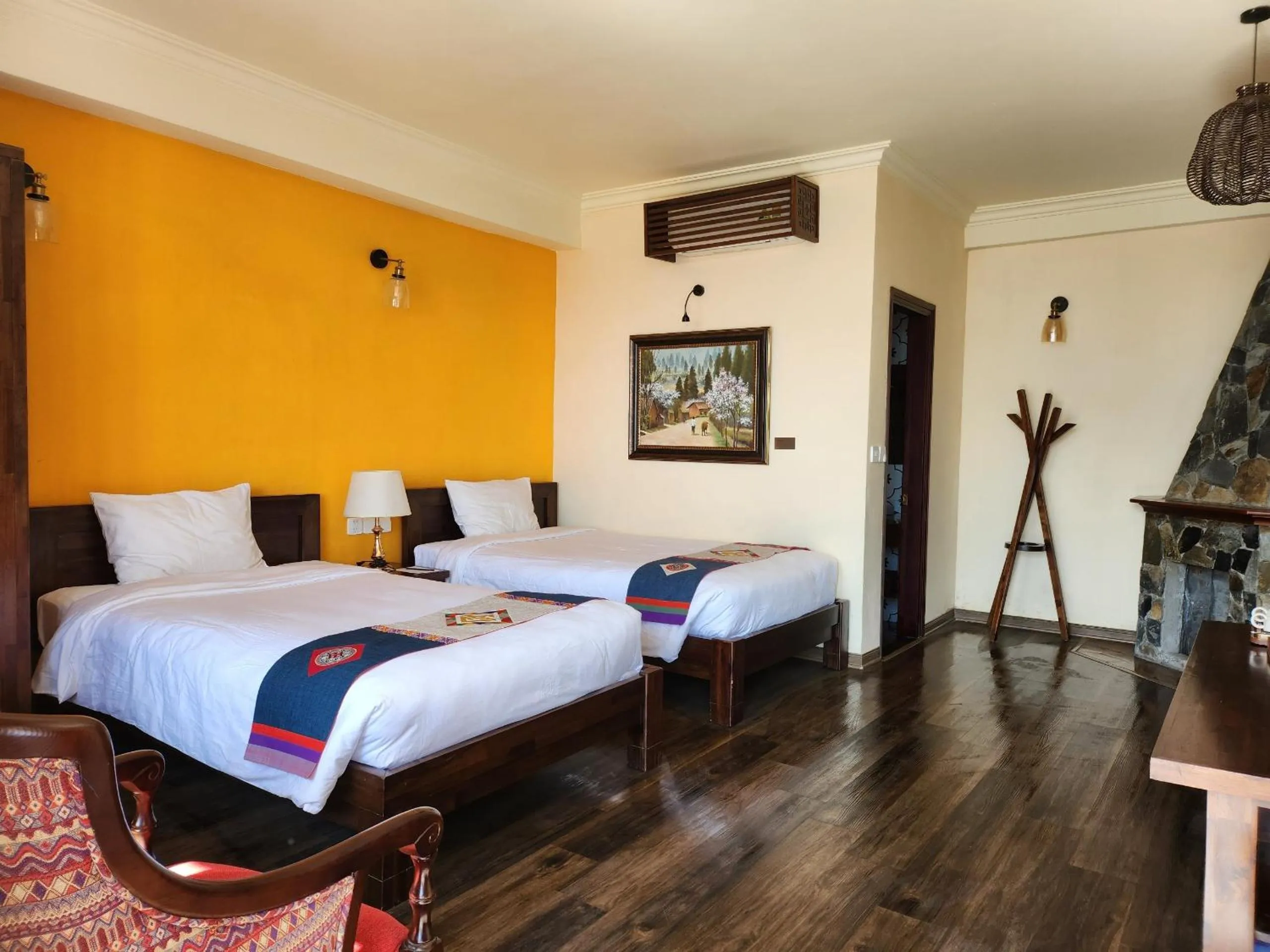 Bed in Cat Cat Galerie d’Art