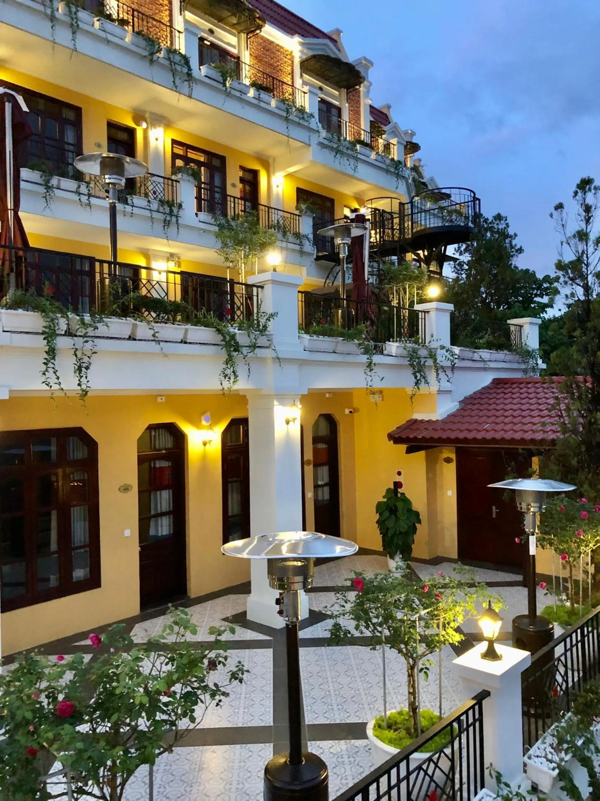 Cat Cat Galerie d’Art