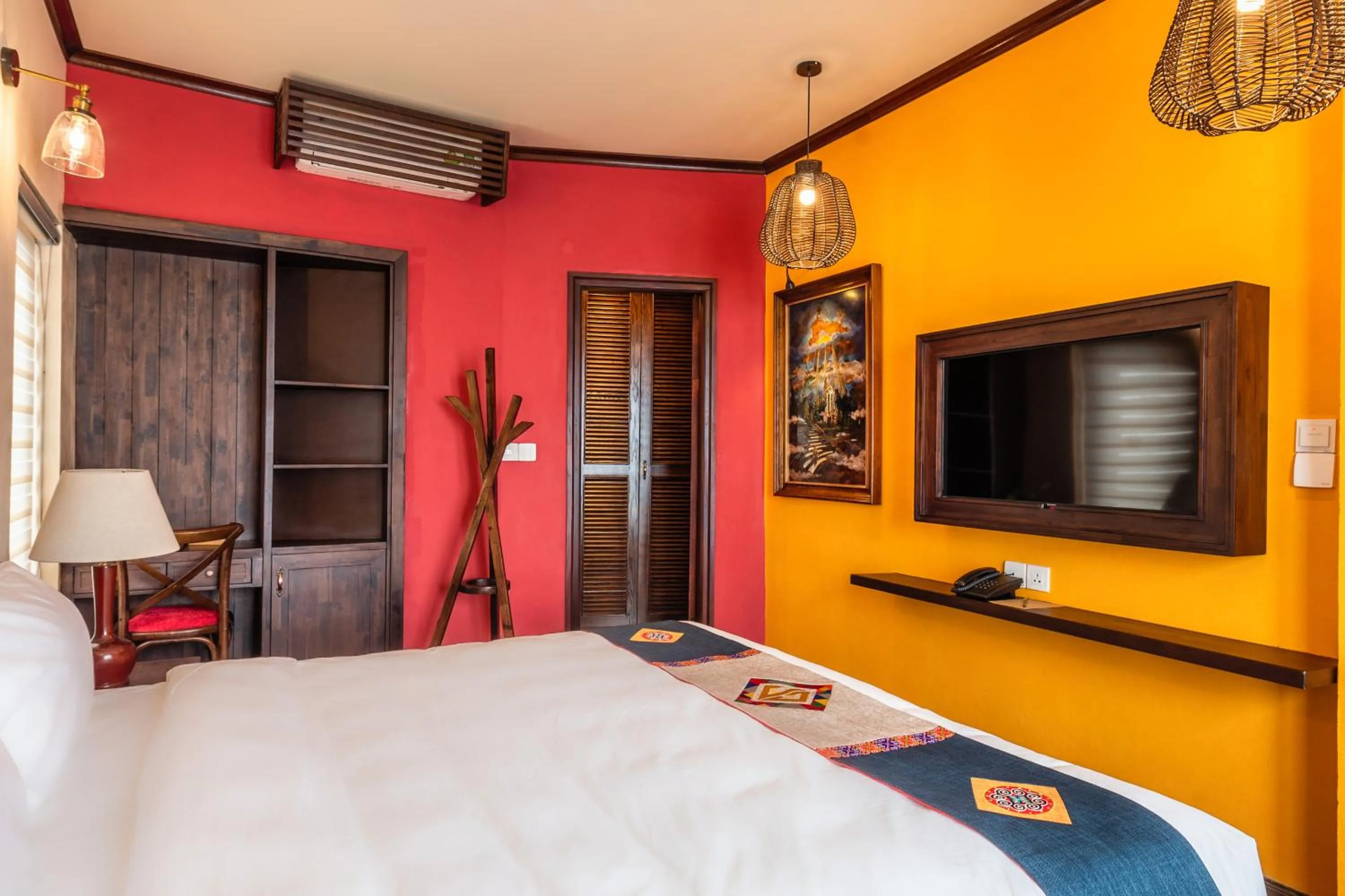 Bed in Cat Cat Galerie d’Art