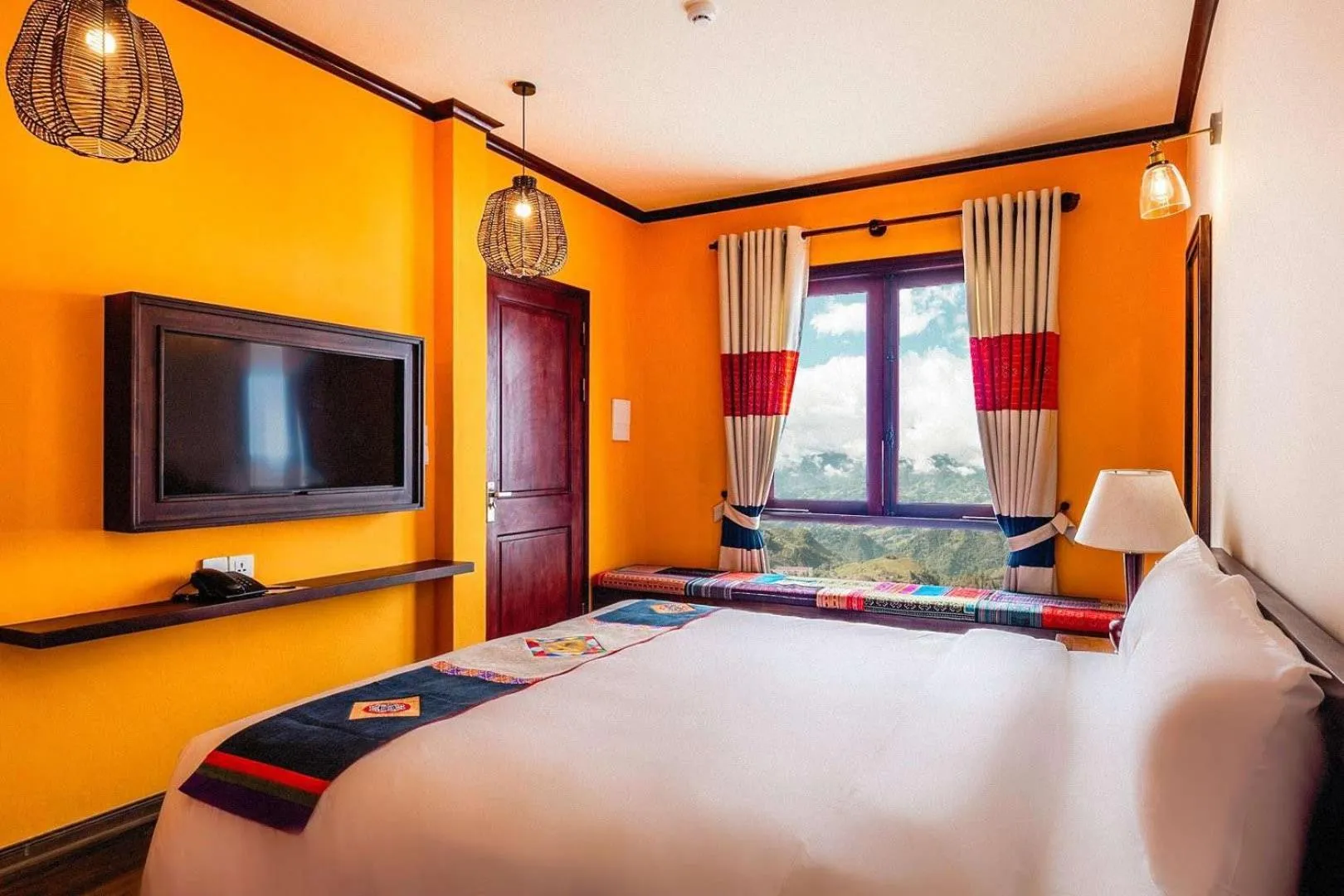 Bed in Cat Cat Galerie d’Art