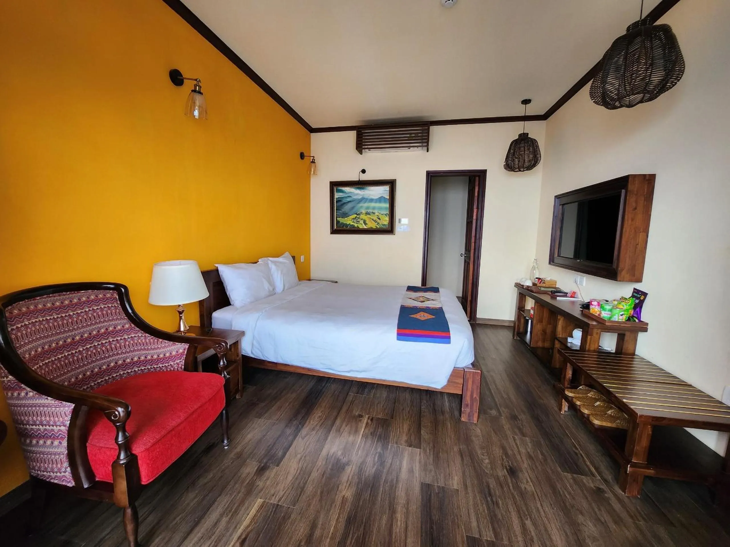 Bed in Cat Cat Galerie d’Art