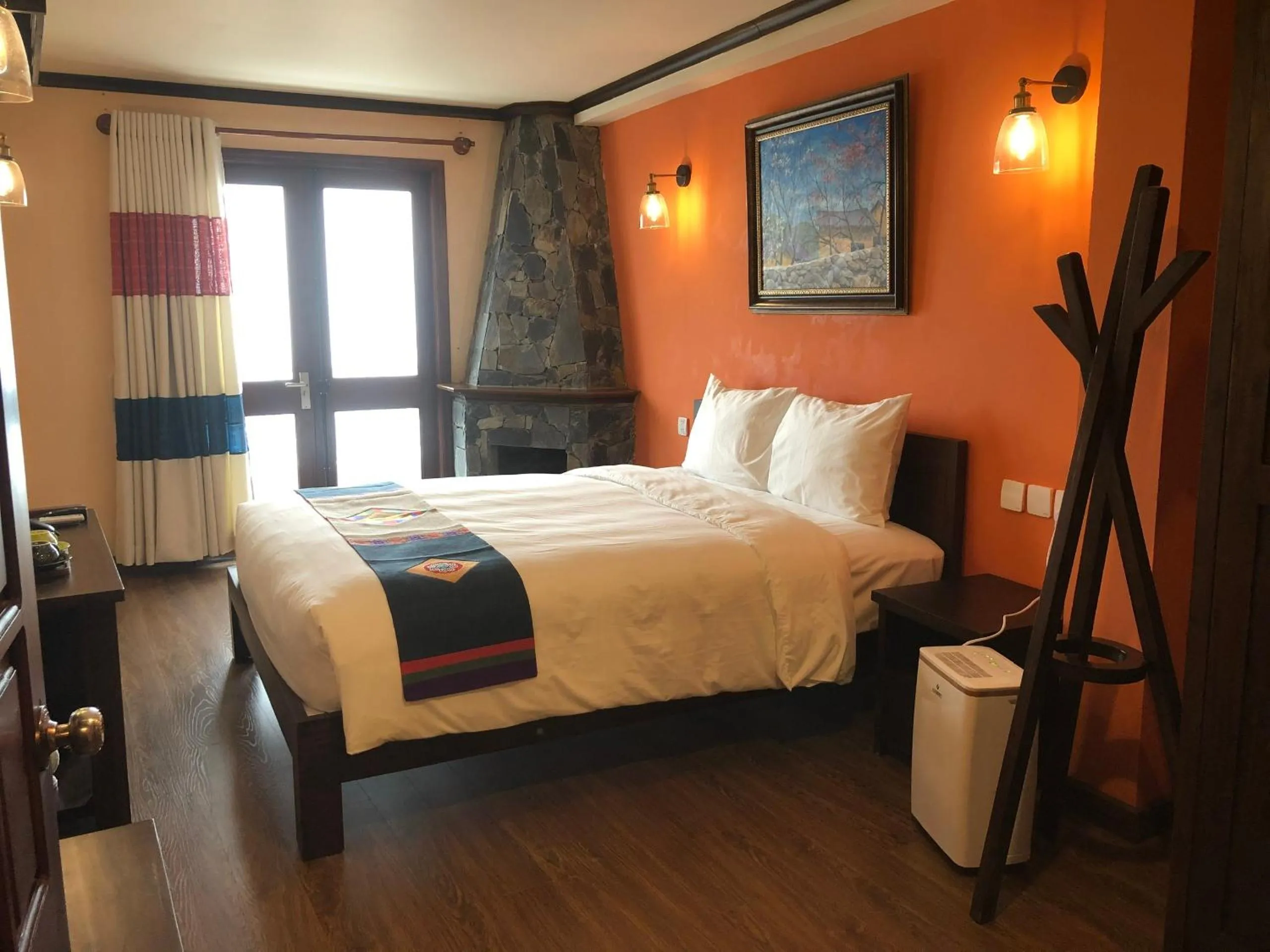 Photo of the whole room, Bed in Cat Cat Galerie d’Art