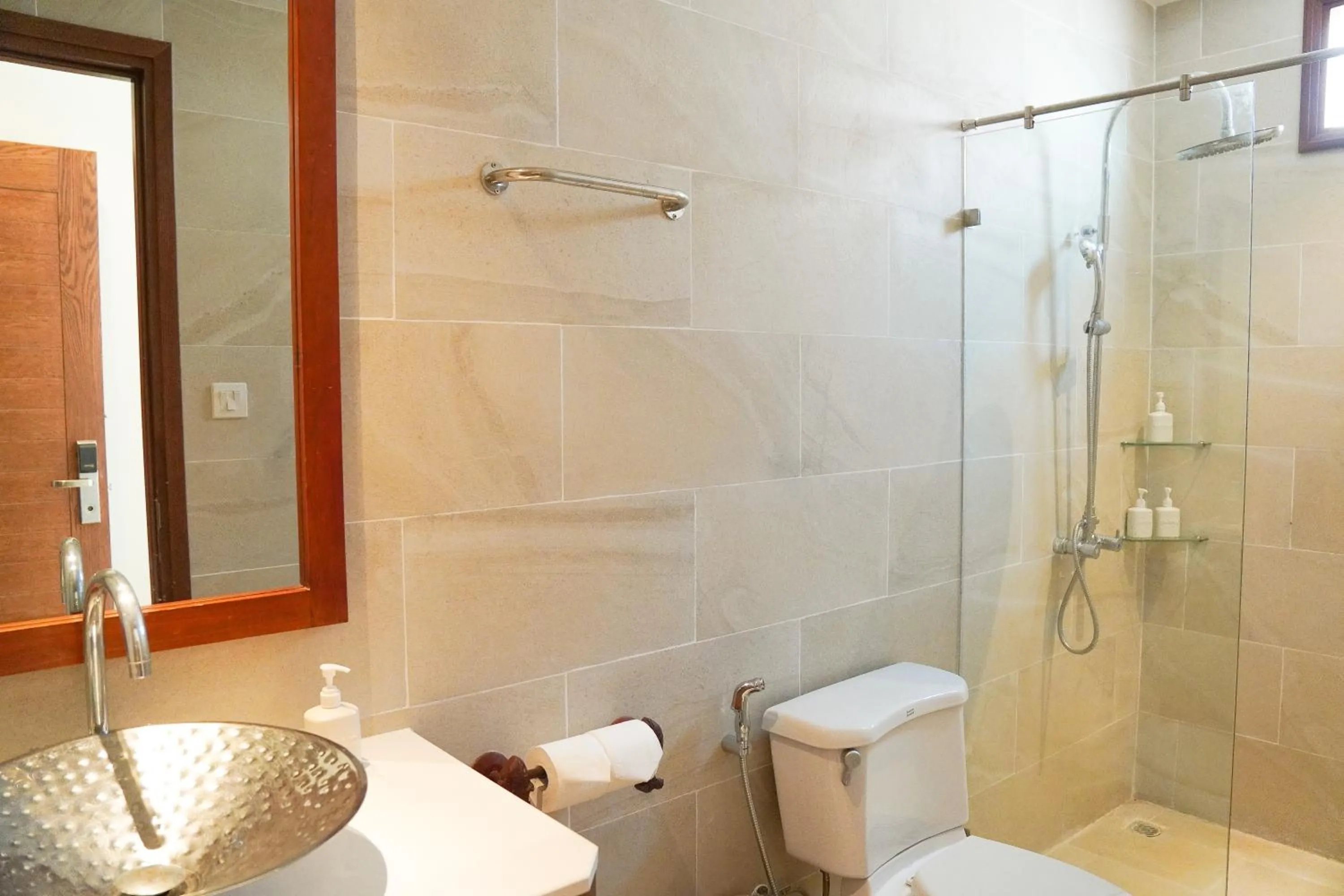 Bathroom in Pax Ana Doc Let Resort & Spa