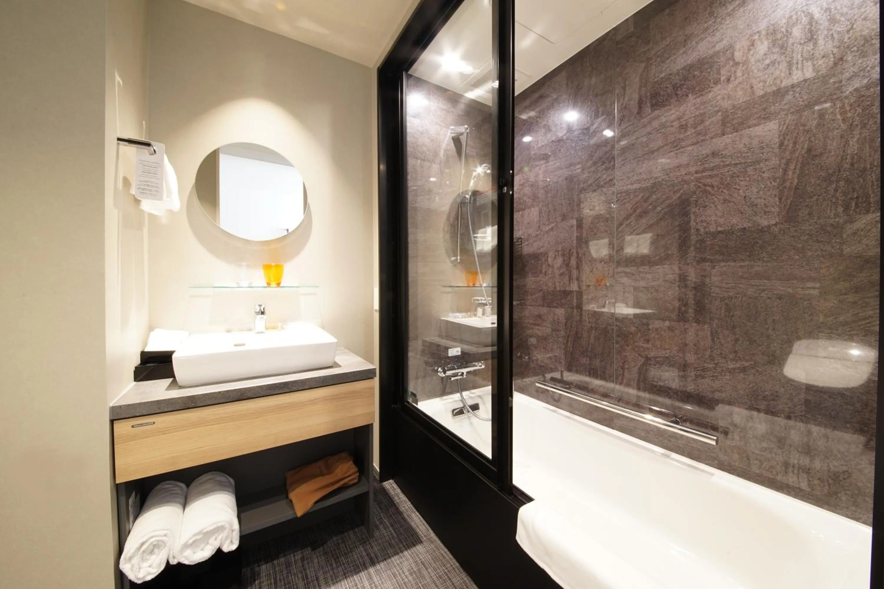 Bath, Bed in Oakwood Hotel Oike Kyoto