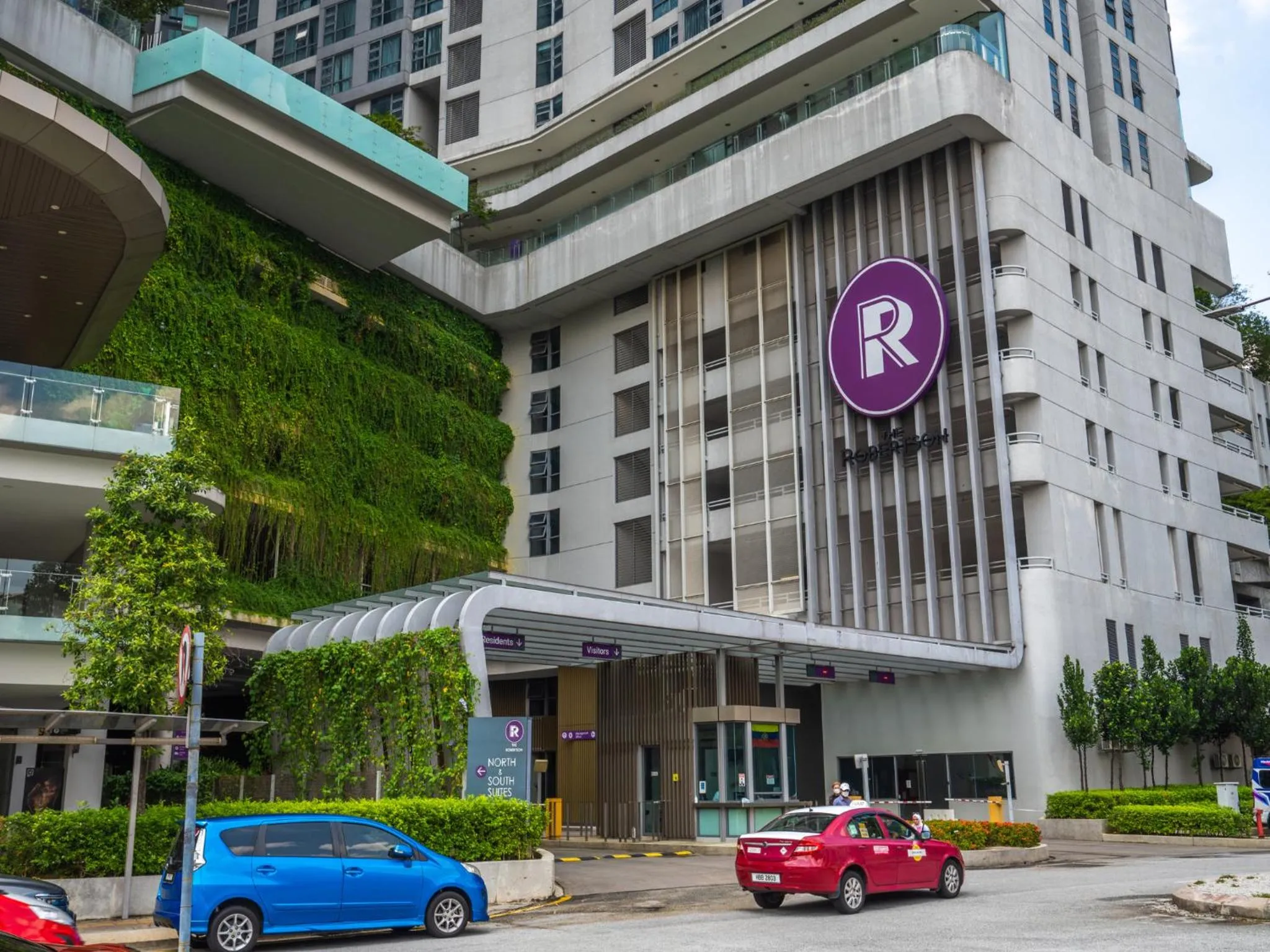 Facade/entrance in Greystone Robertson Residence