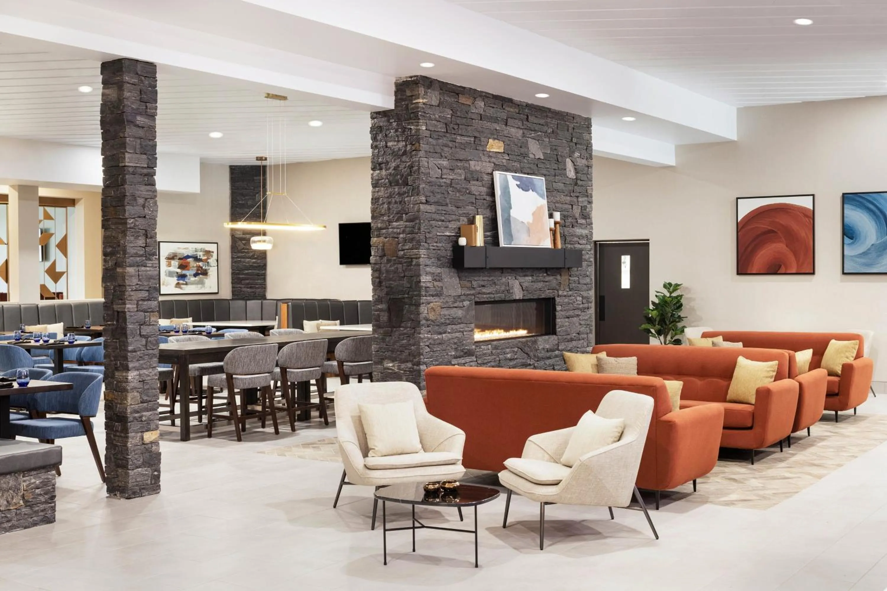 Lounge or bar in Delta Hotels by Marriott Grande Prairie Airport