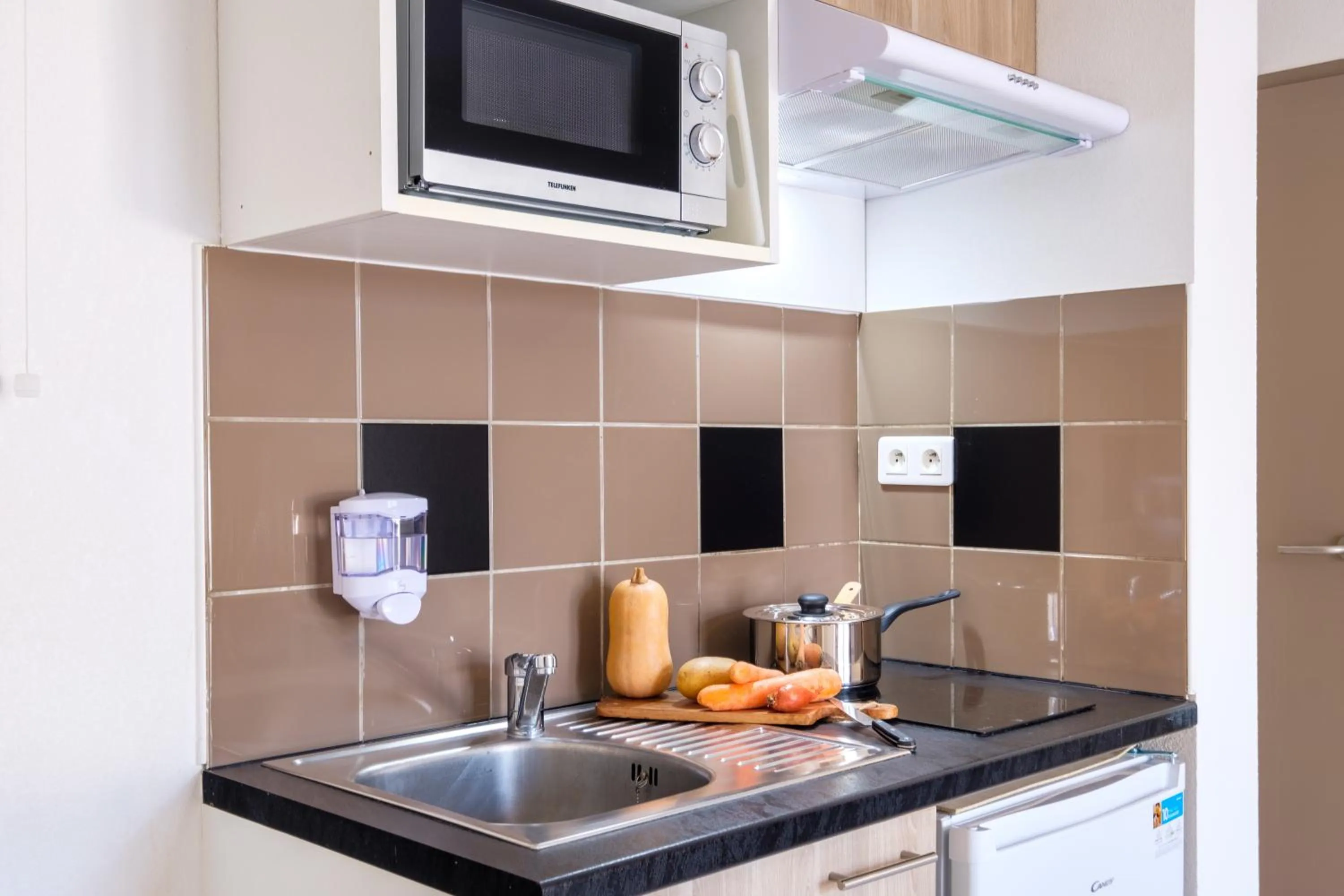 Kitchen or kitchenette in Comfort Aparthotel Antibes Le Maestria