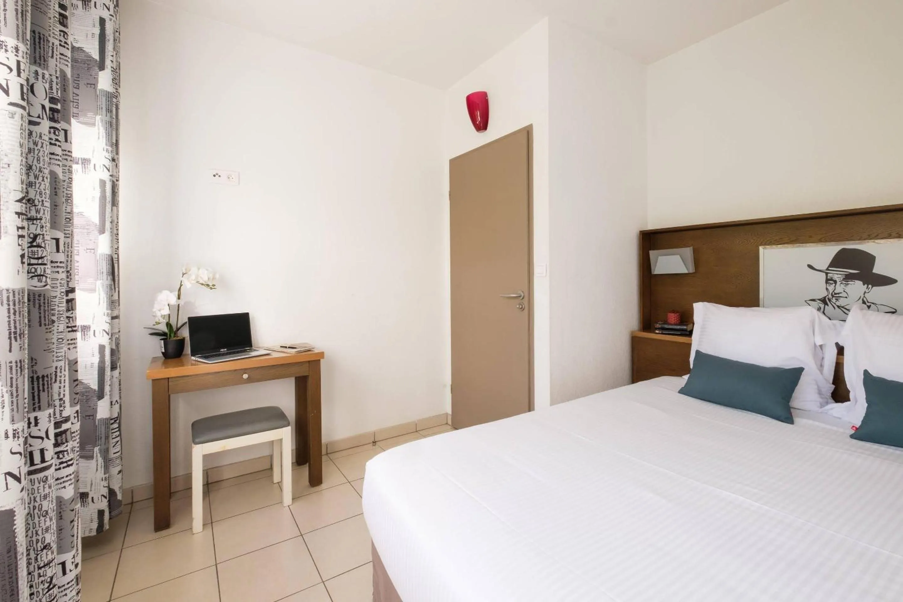 Bedroom, Bed in Comfort Aparthotel Antibes Le Maestria