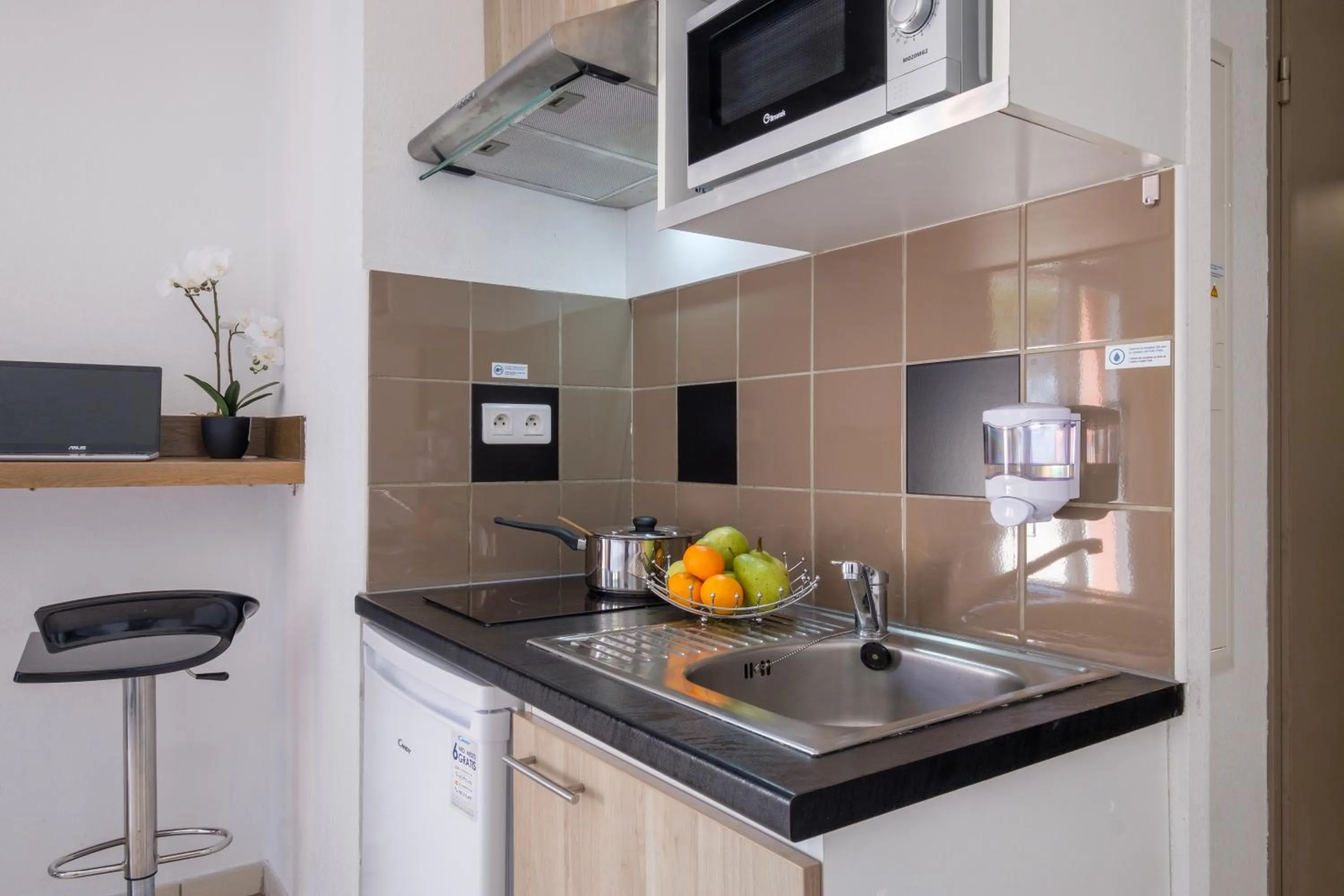 Kitchen or kitchenette in Comfort Aparthotel Antibes Le Maestria