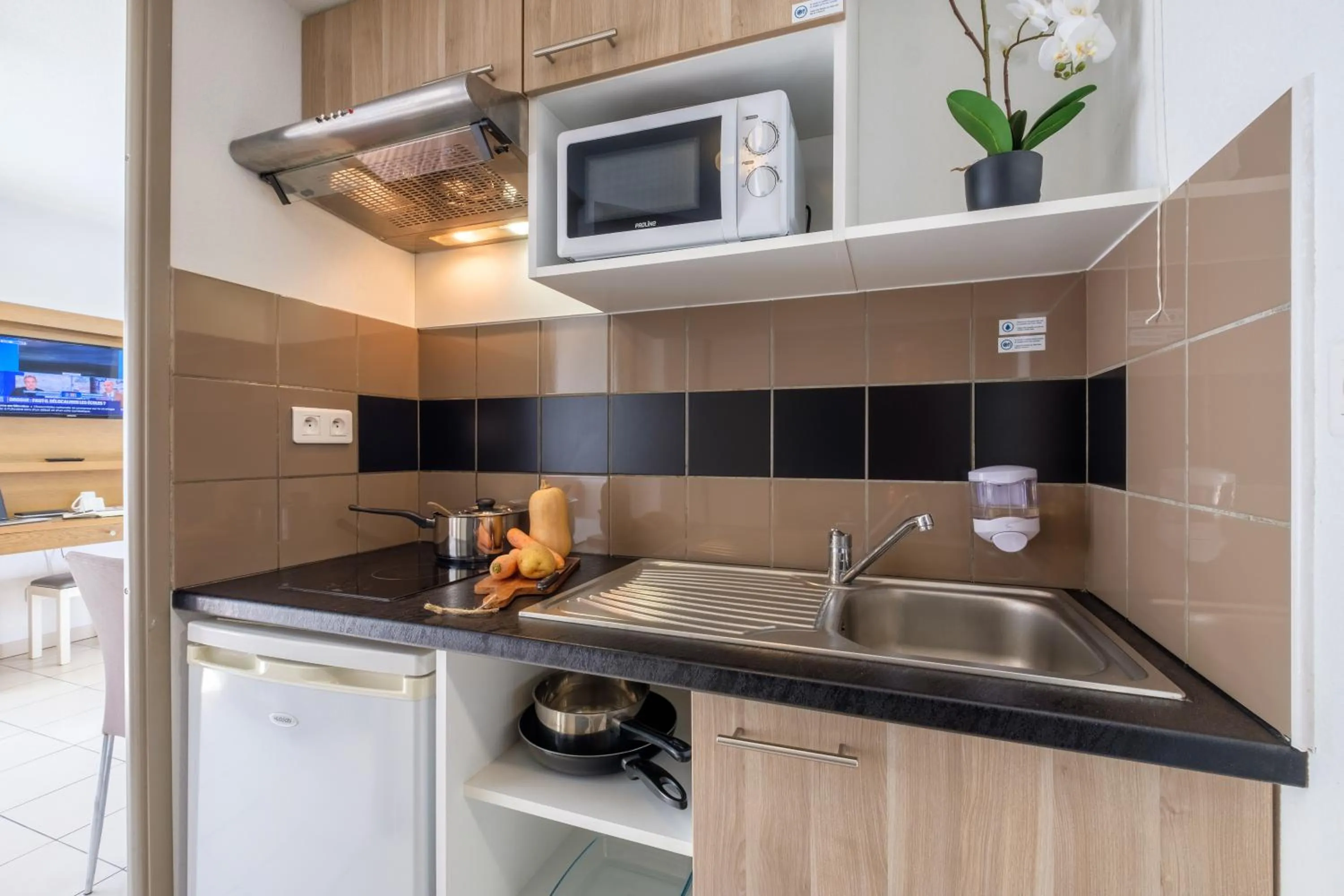 Kitchen or kitchenette in Comfort Aparthotel Antibes Le Maestria
