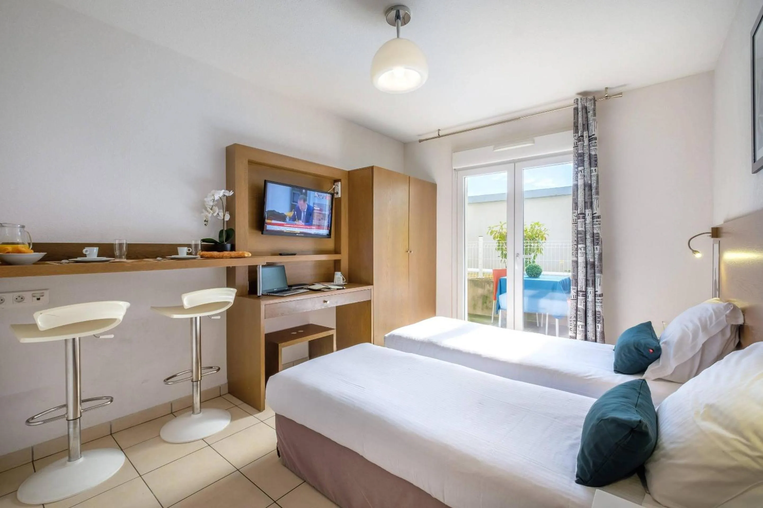 Bedroom, Bed in Comfort Aparthotel Antibes Le Maestria