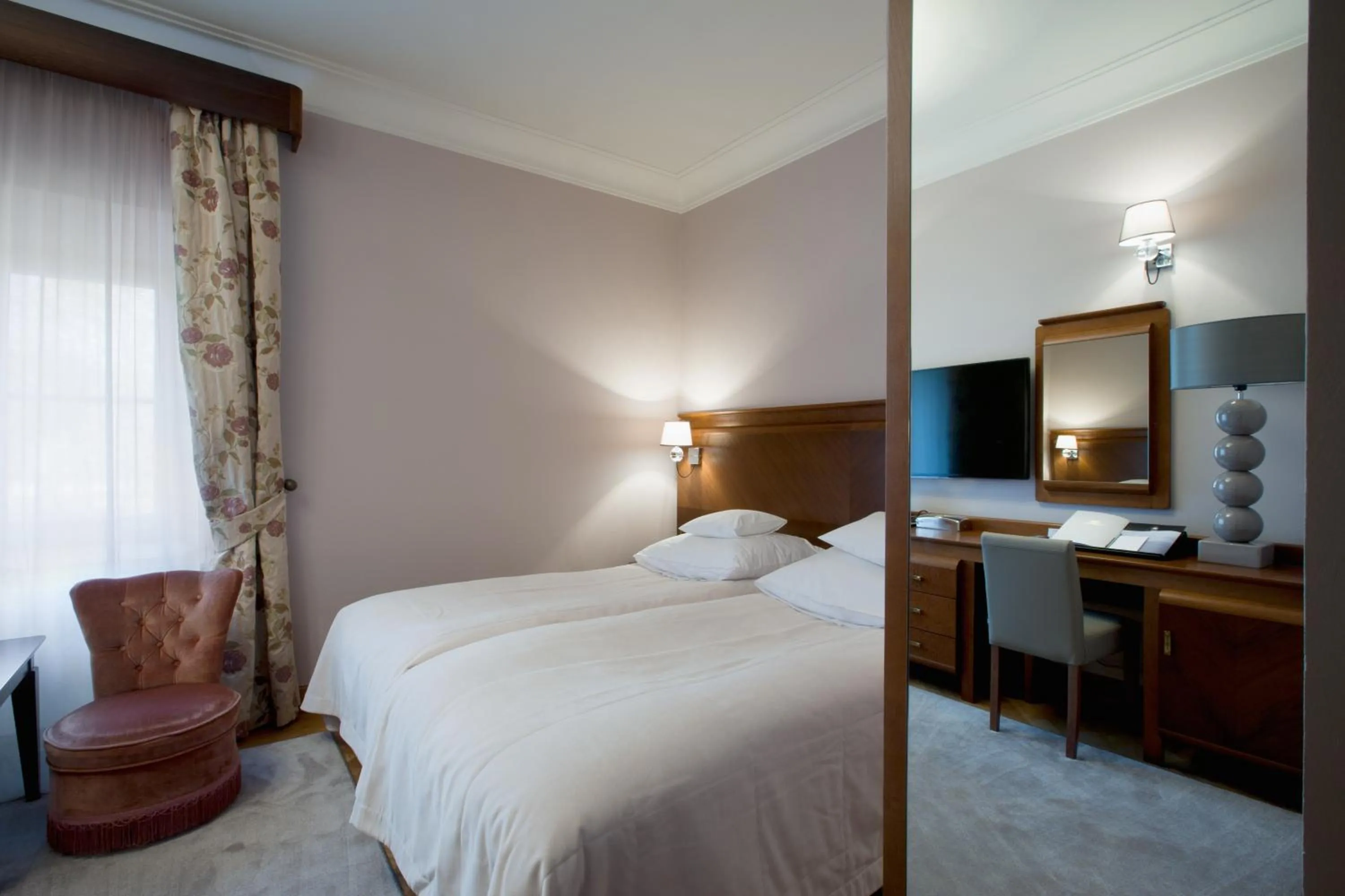 Seating area, Bed in Pałac Cieleśnica