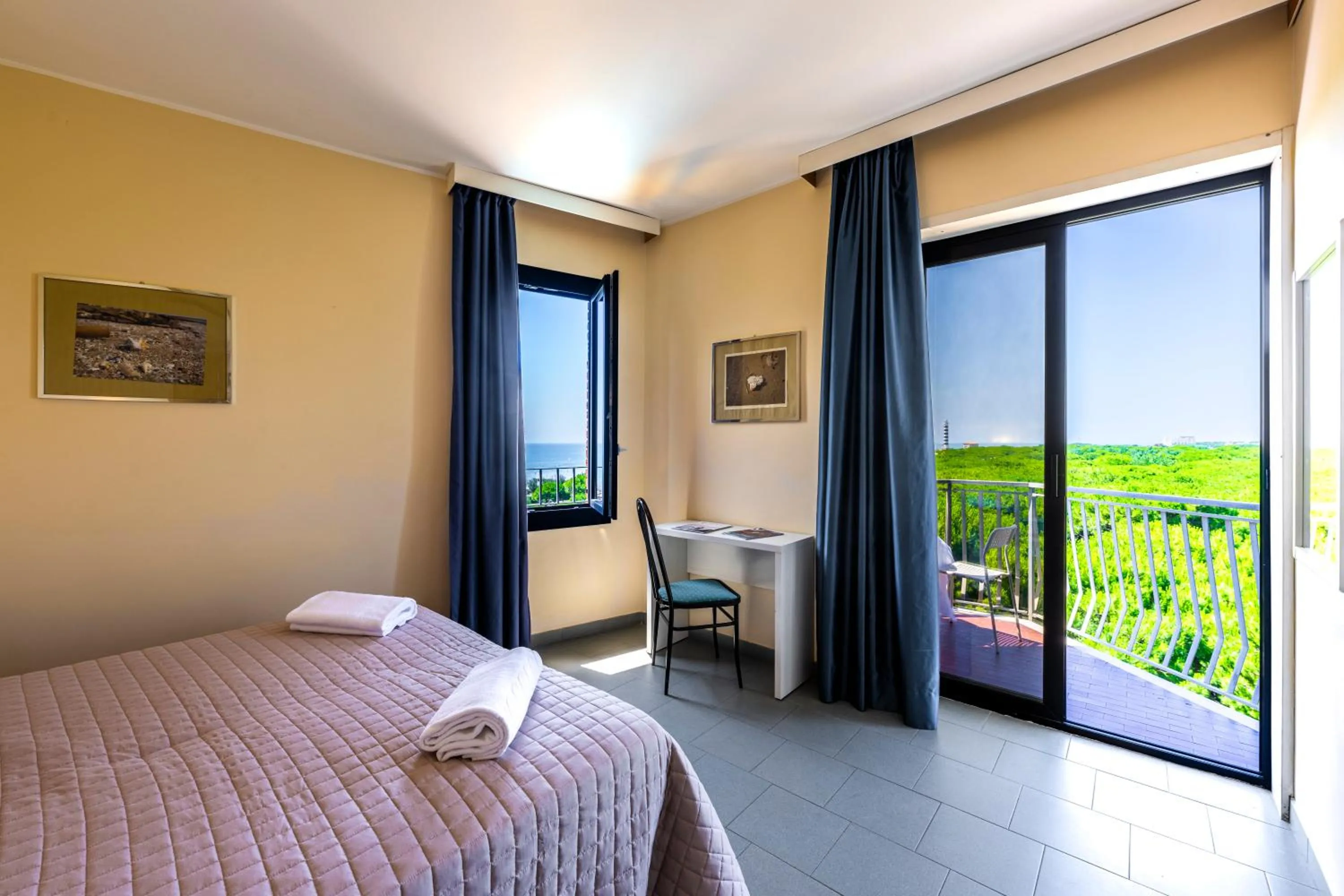 Balcony/Terrace, Bed in Hotel La Siesta