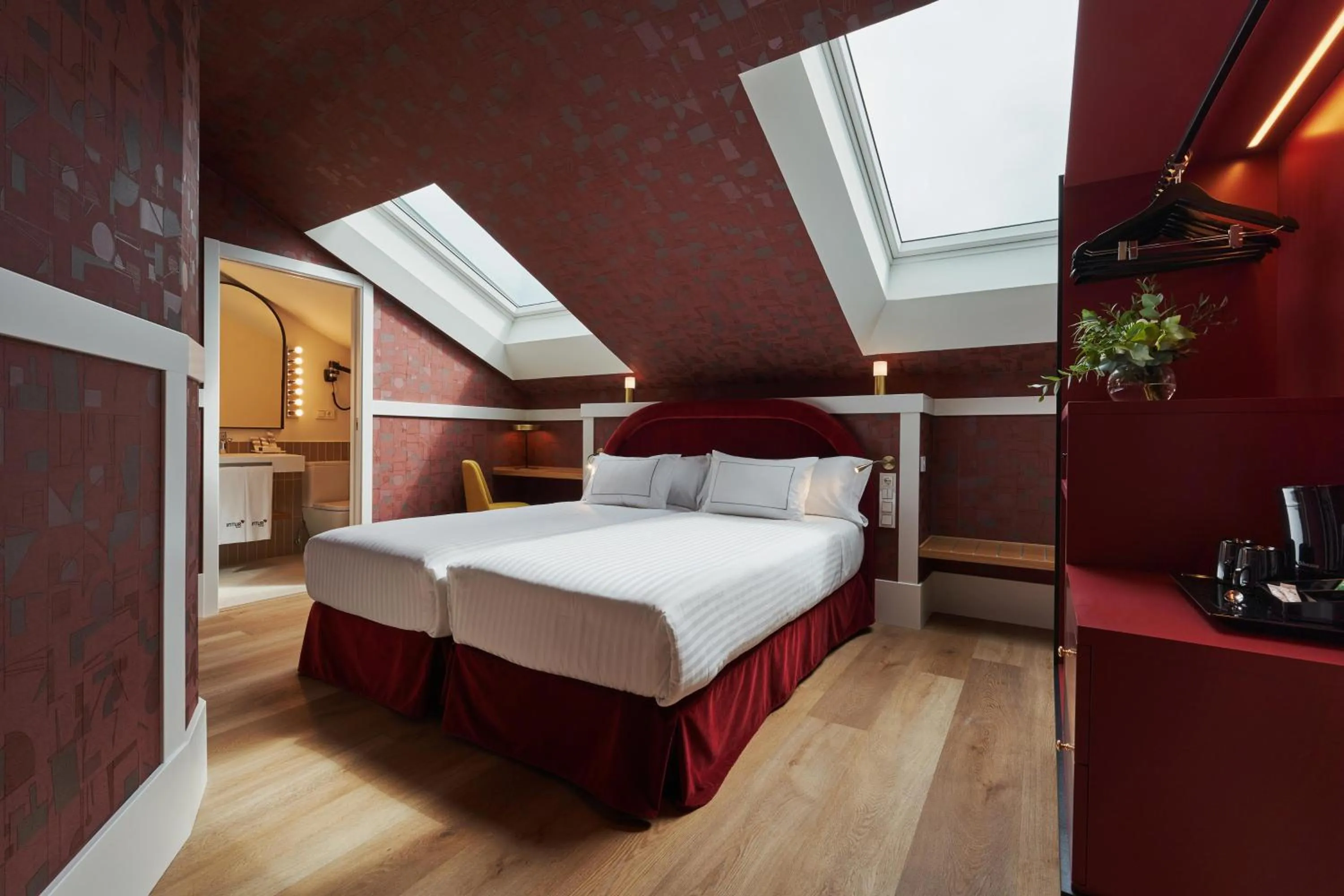 Photo of the whole room, Bed in Intelier Villa Katalina