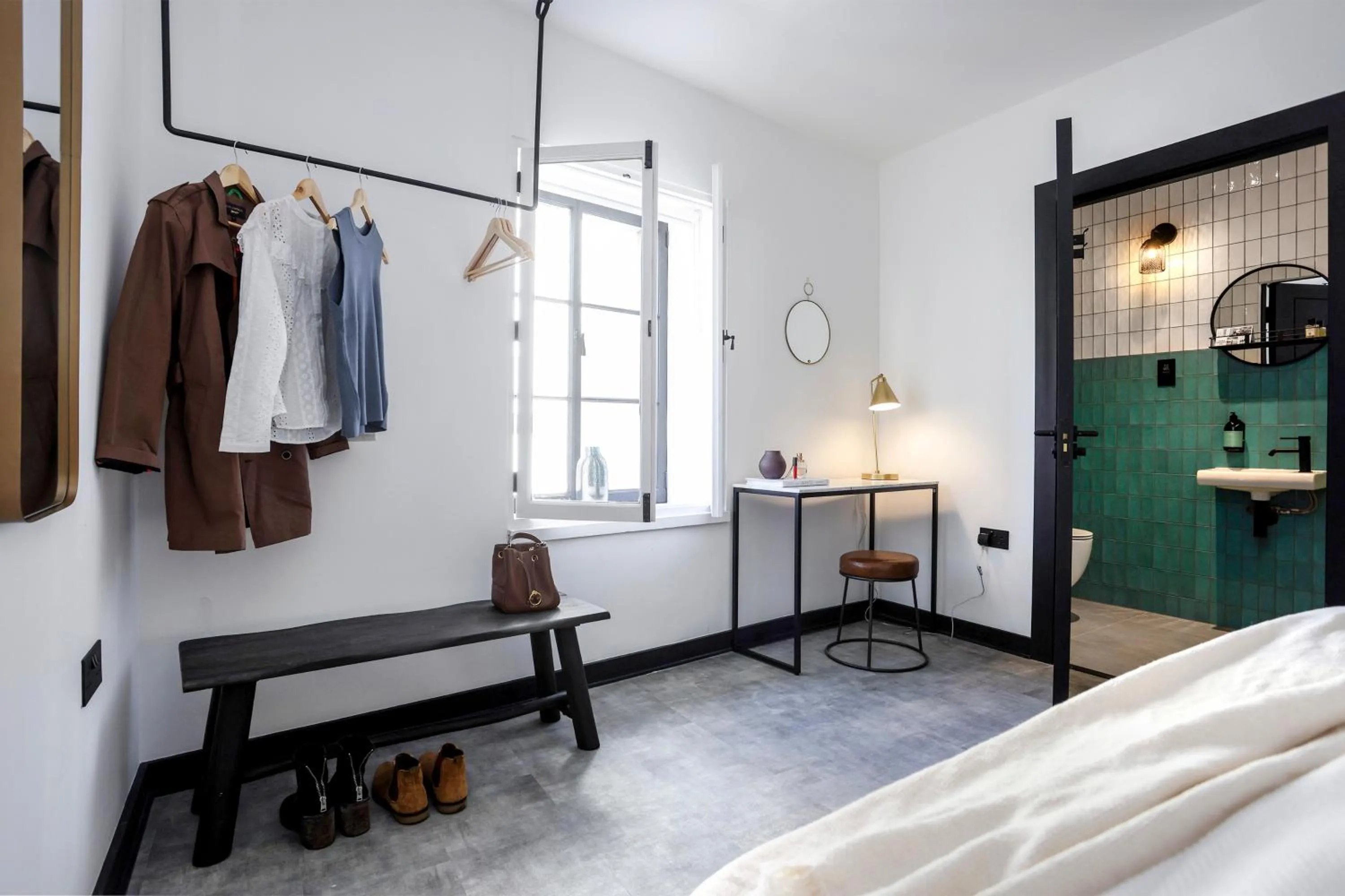 Seating area, Bed in The Brewers Rooms Contemporary Aparthotel