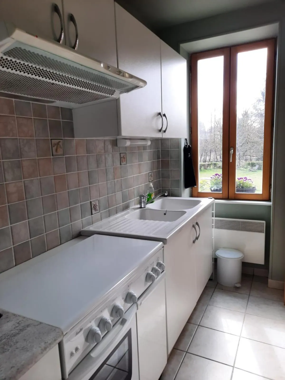 Kitchen or kitchenette in Chambre d'hôte Le Châtaignier