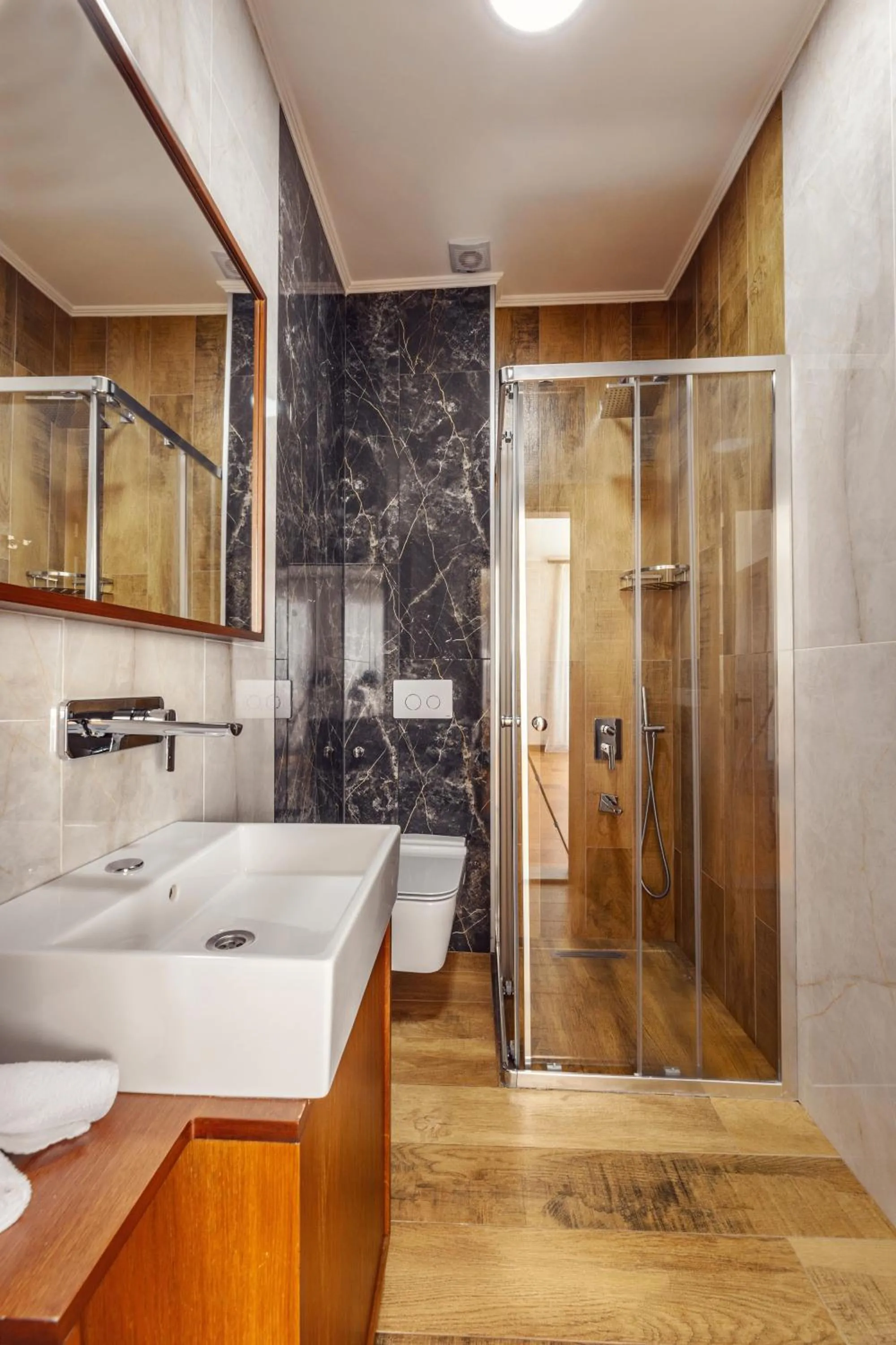 Shower in Hotel Chateau Kvirike