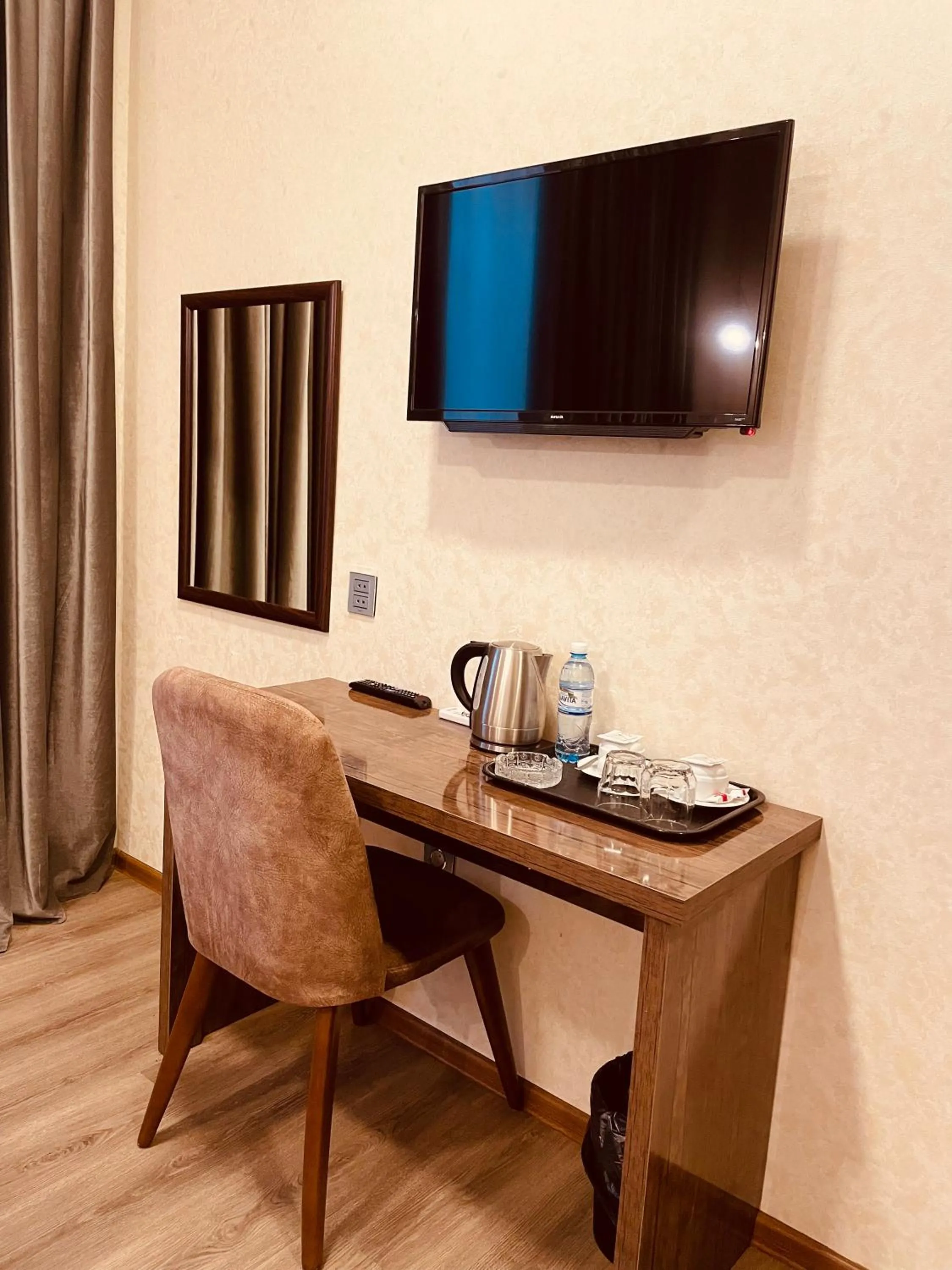 Communal lounge/ TV room in Moss Art Boutique Hotel