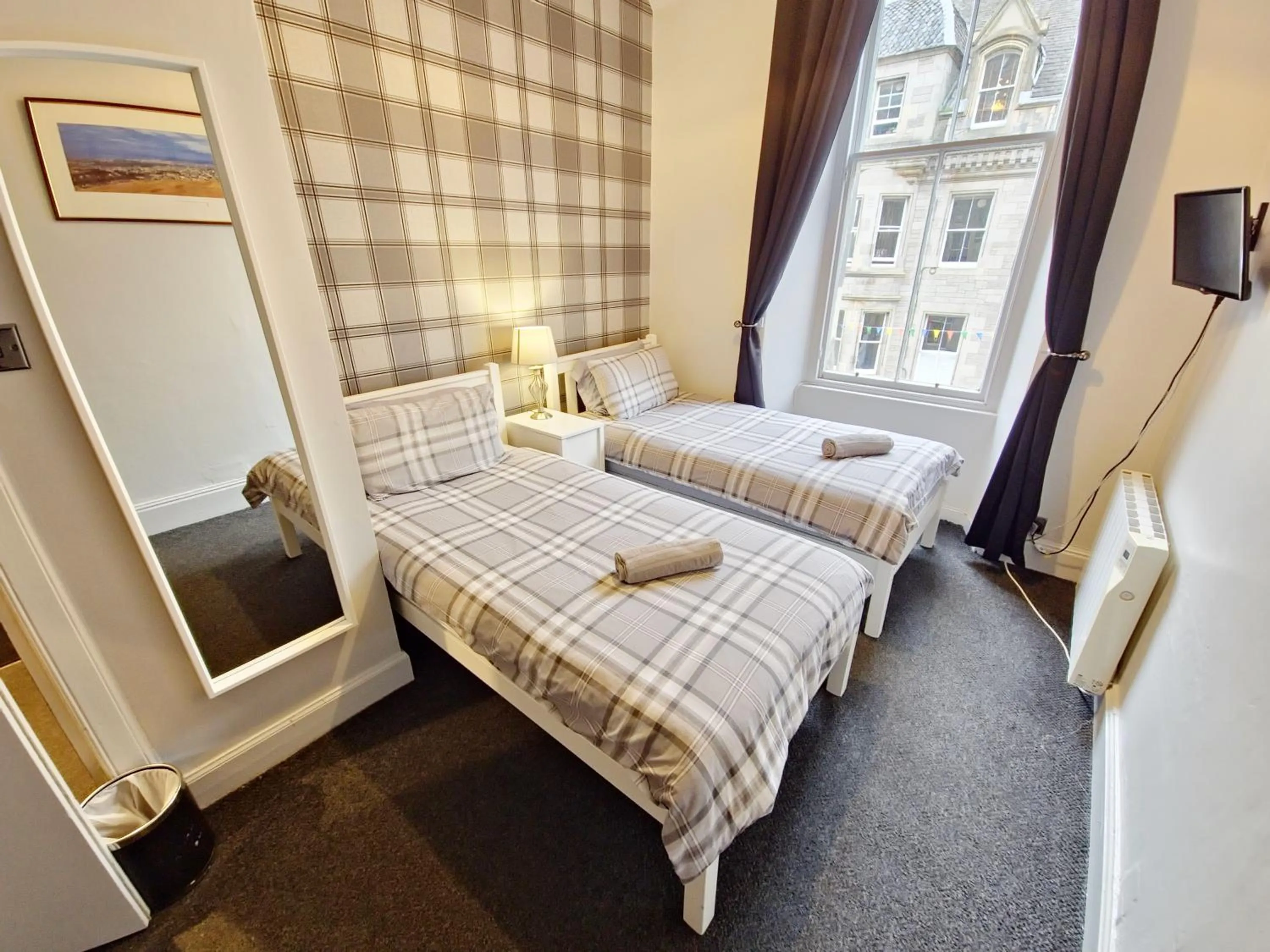 Photo of the whole room, Bed in Edinburgh Backpackers - over 18s only