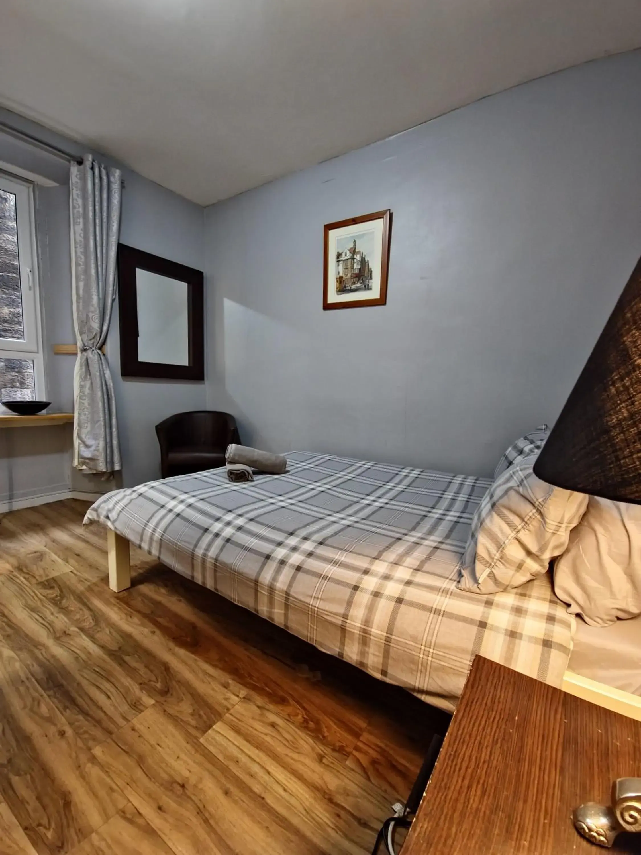 Double Room with Private Bathroom in Edinburgh Backpackers - over 18s only Double Room with Private Bathroom in Edinburgh Backpackers - over 18s only