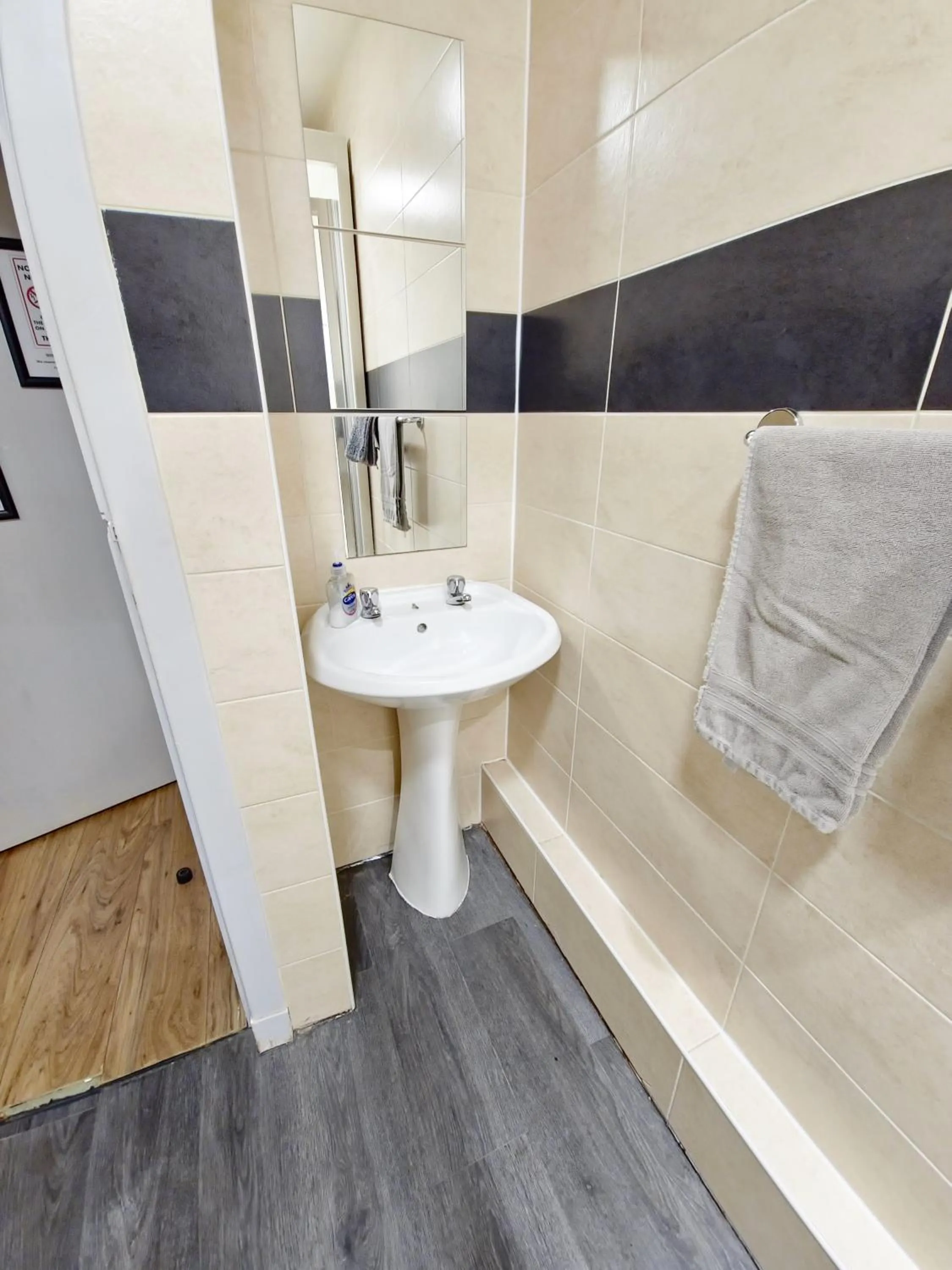 Bathroom in Edinburgh Backpackers - over 18s only