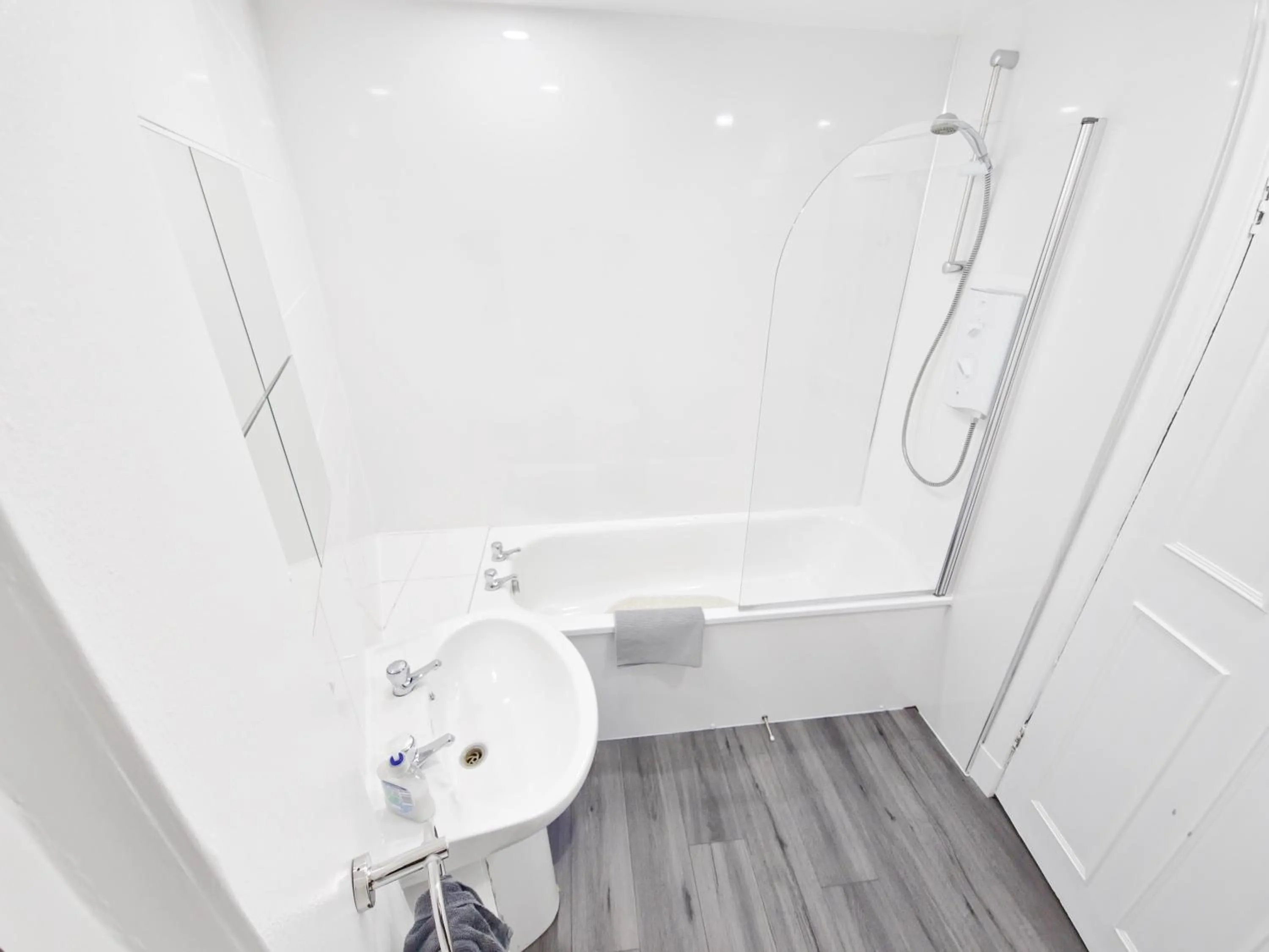 Bathroom in Edinburgh Backpackers - over 18s only