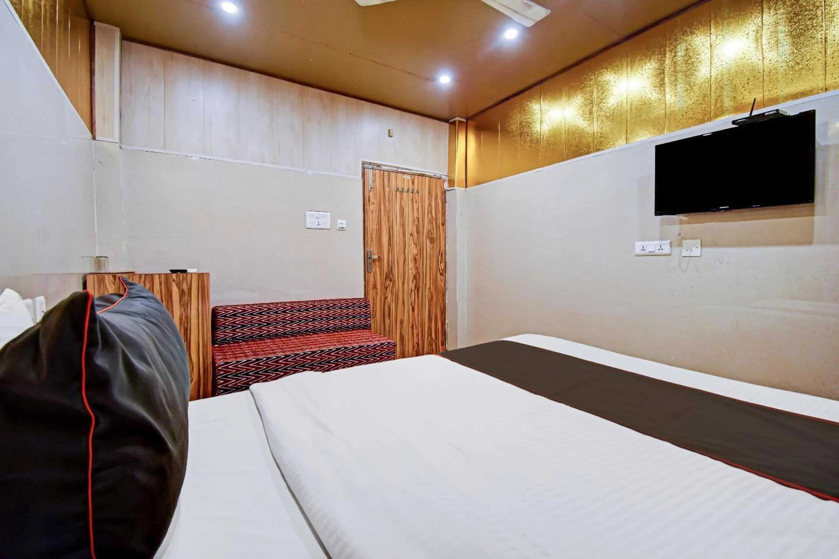 Bedroom, Bed in Hotel O Shree Krishna International